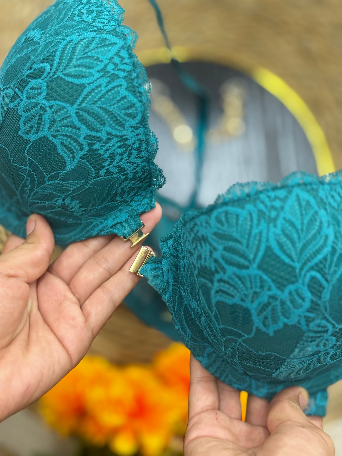 Brasier verde de blonda con broche en el busto