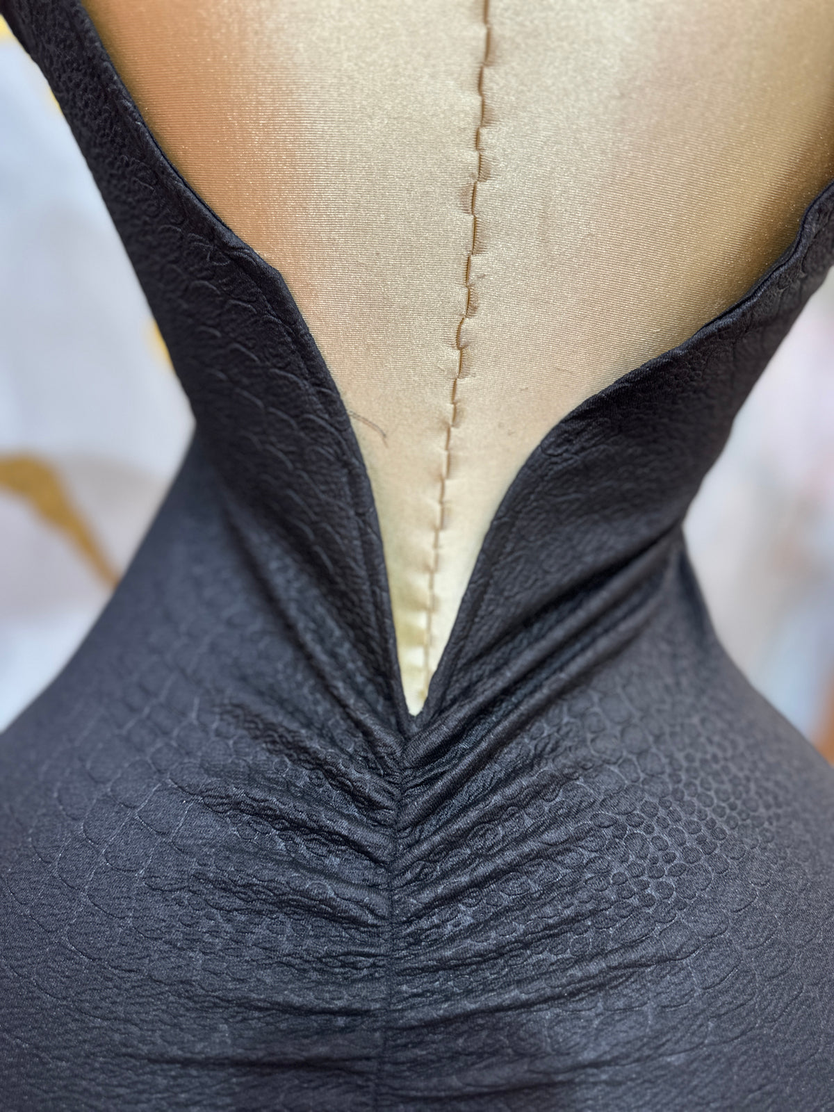 Vestido corto color negro ajustado con abertura lateral destaca por su espalda descubierta