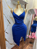 Vestido Corto azul rey presenta un diseño cruzado con drapeado asimétrico y tirantes finos