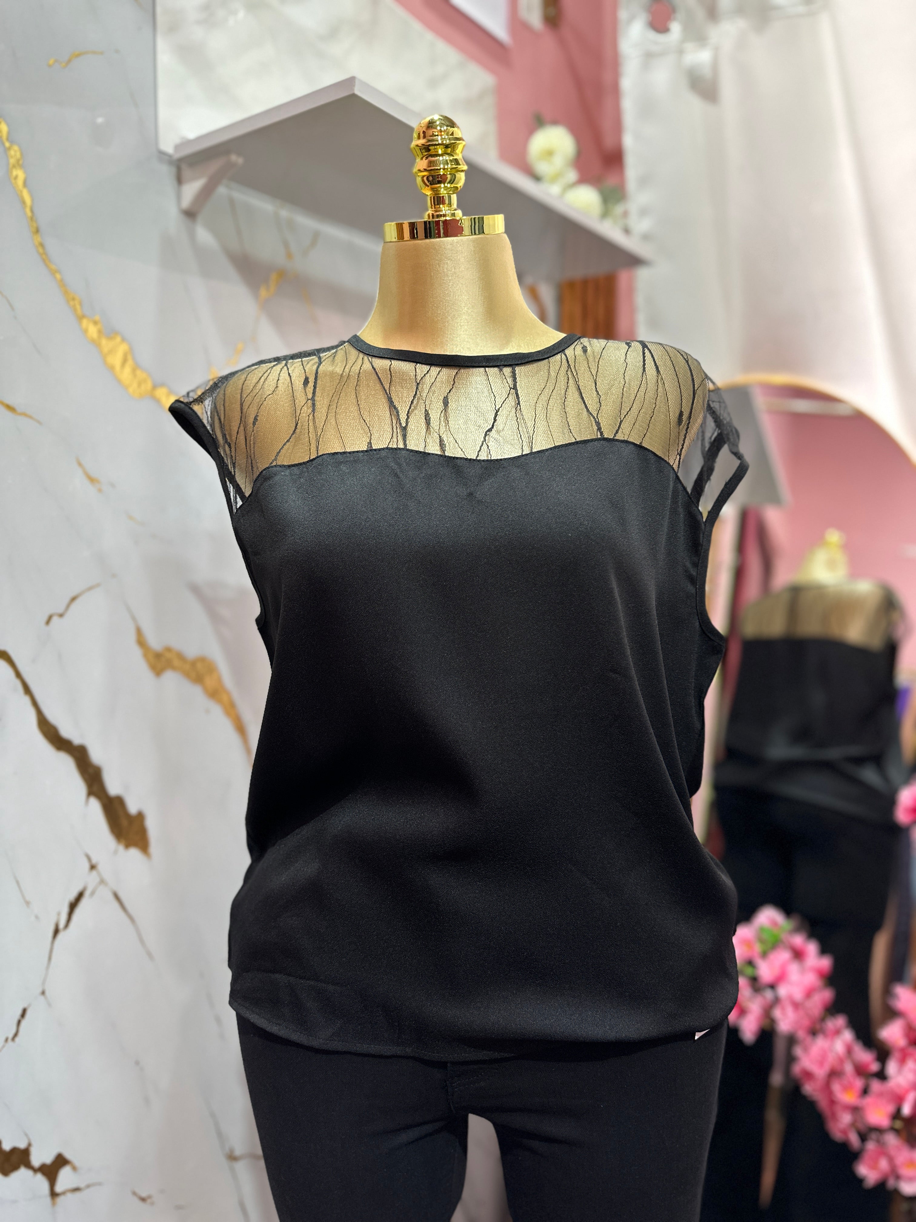 Blusa casual con diseño de malla traslúcida en la parte superior
