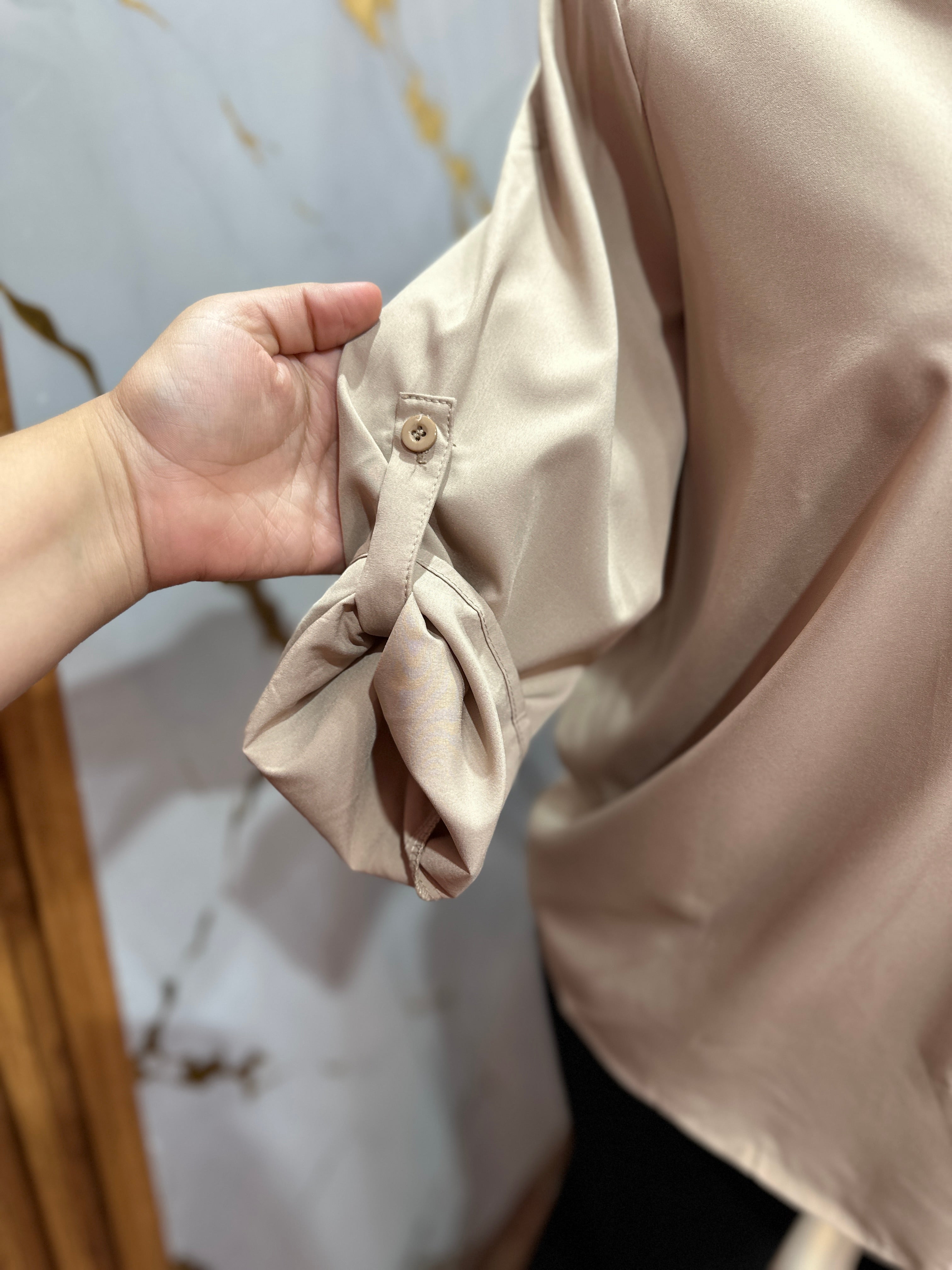 Blusa beige estilo elegante con mangas largas ajustables