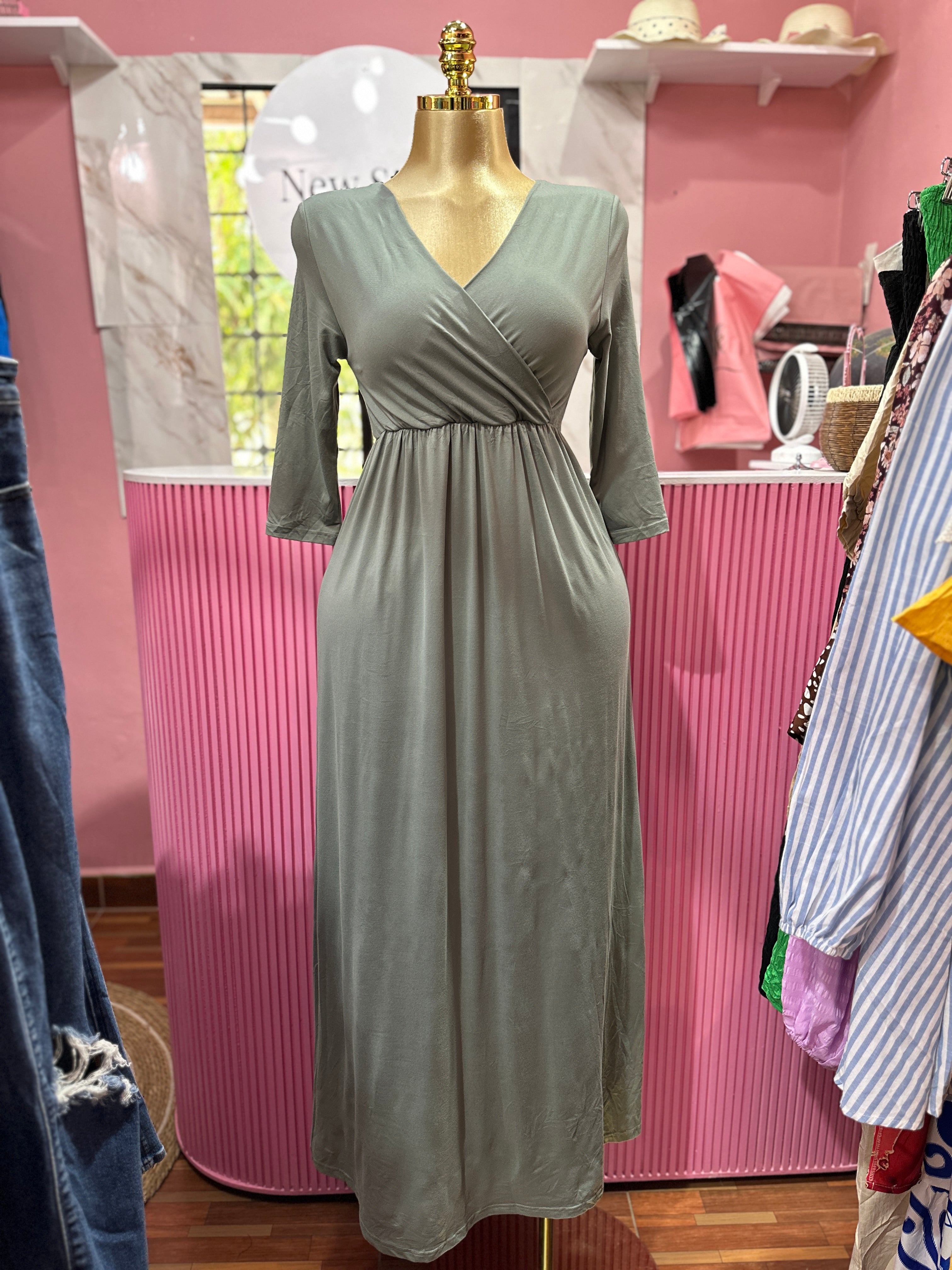 vestido largo con cuello cruzado y mangas 3/4