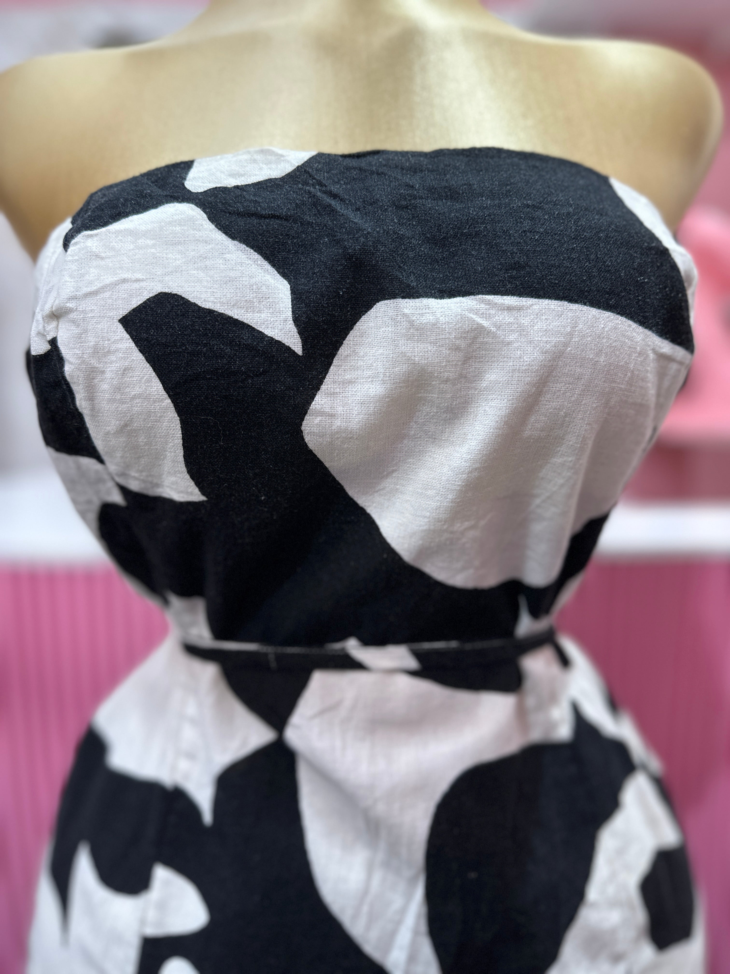 Vestido corto strapless con estampado abstracto en blanco y negro