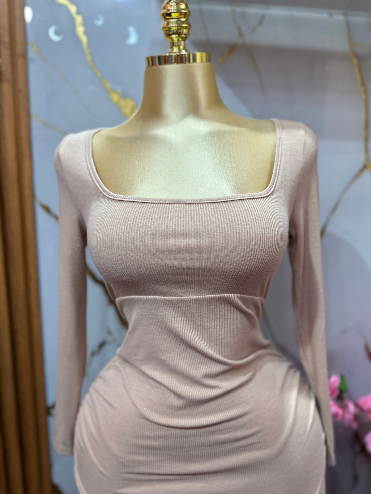 Vestido SHEIN ajustado de manga larga en tono beige con escote cuadrado y detalle fruncido a los lados