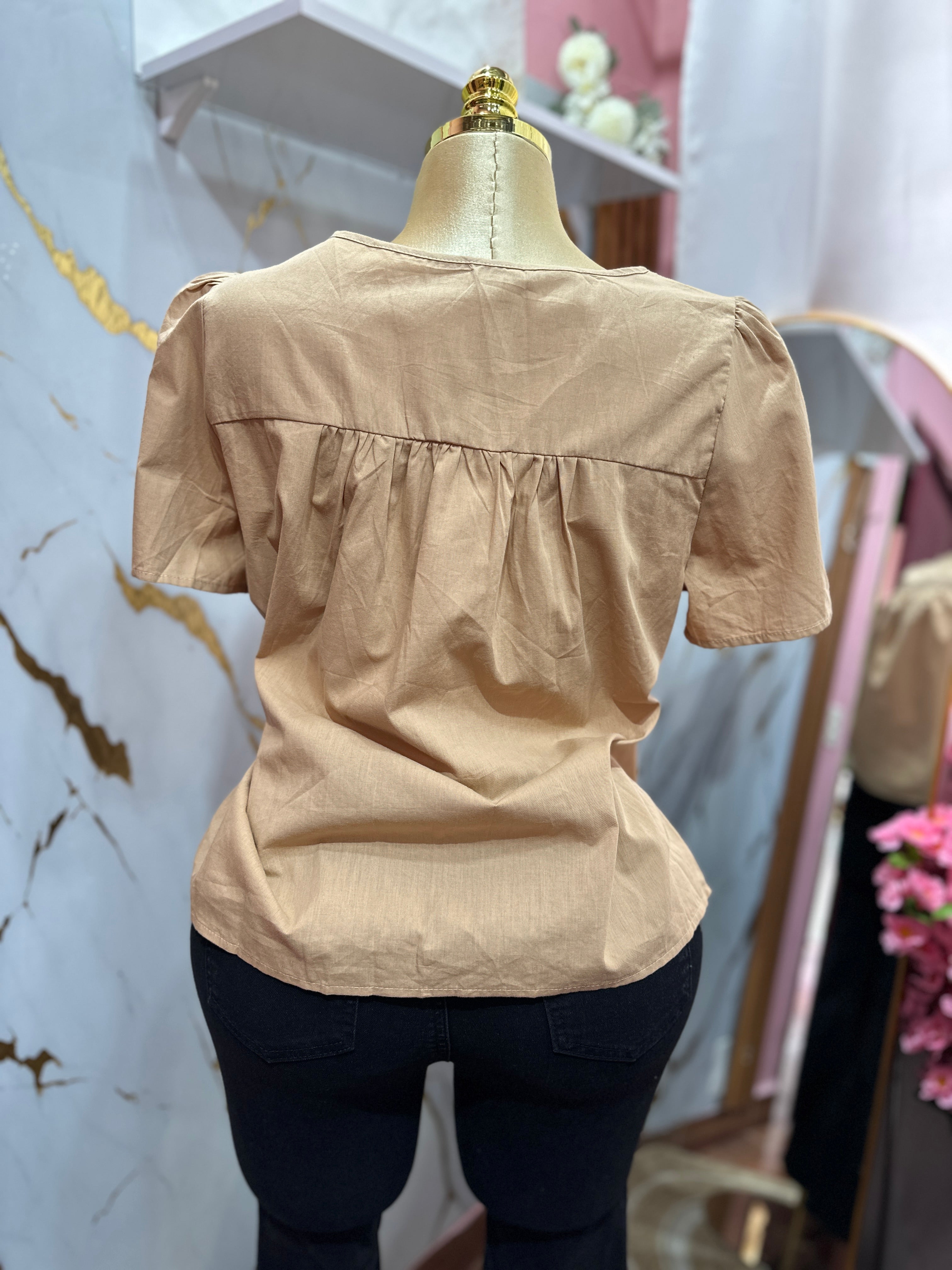 Camisa básica tipo manta color café con bordado de blonda en el pecho