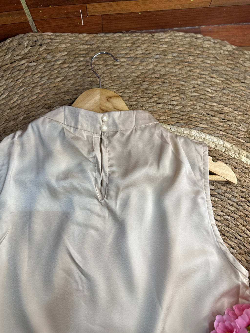 Blusa elegante de satín beige