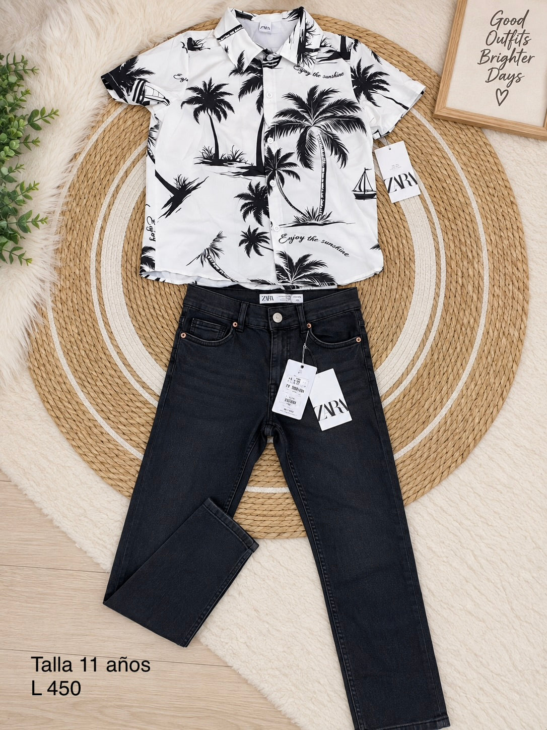 Conjunto para niño, camisa blanca de manga corta con estampado de palmeras y unos jeans oscuros