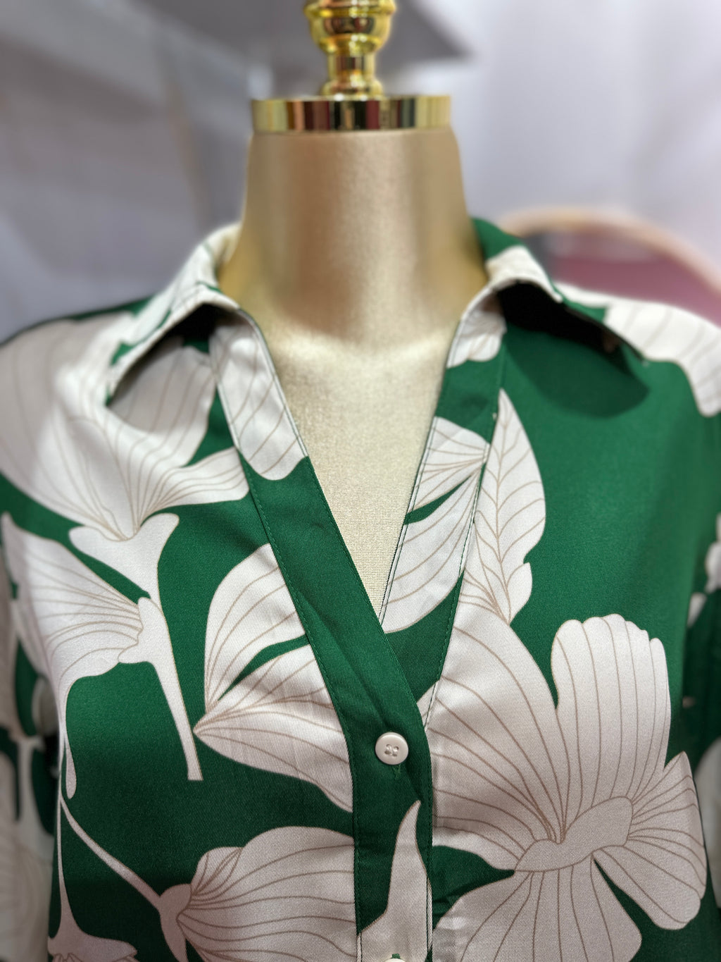 Blusa verde con estampado floral blanco con diseño abotonado clásico