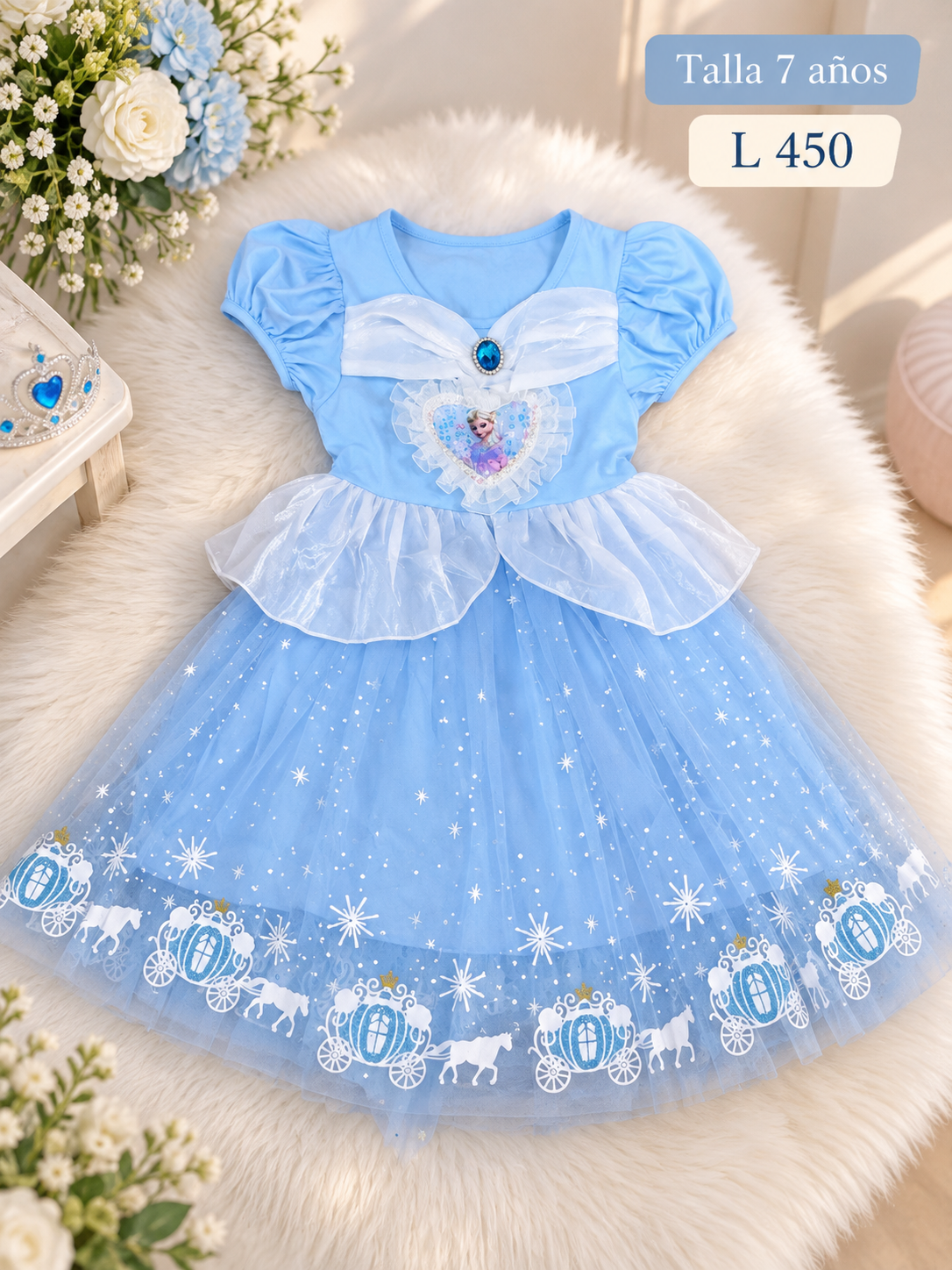 Vestido azul de princesa para niña con mangas abullonadas y un delicado diseño de carrozas en la falda de tul
