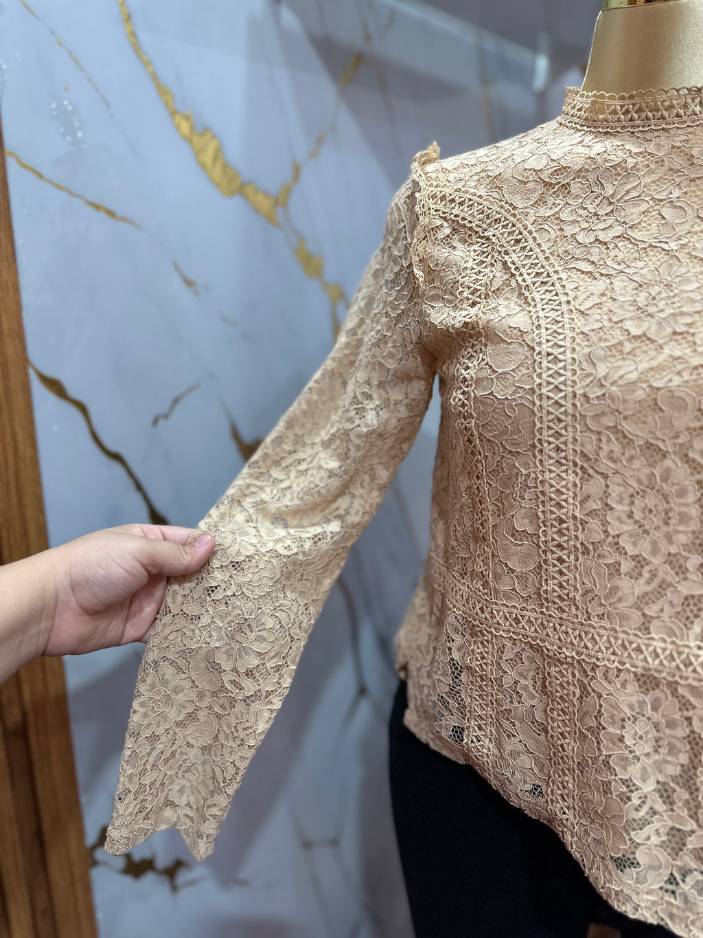 Blusa de Encaje floral translúcido Beige