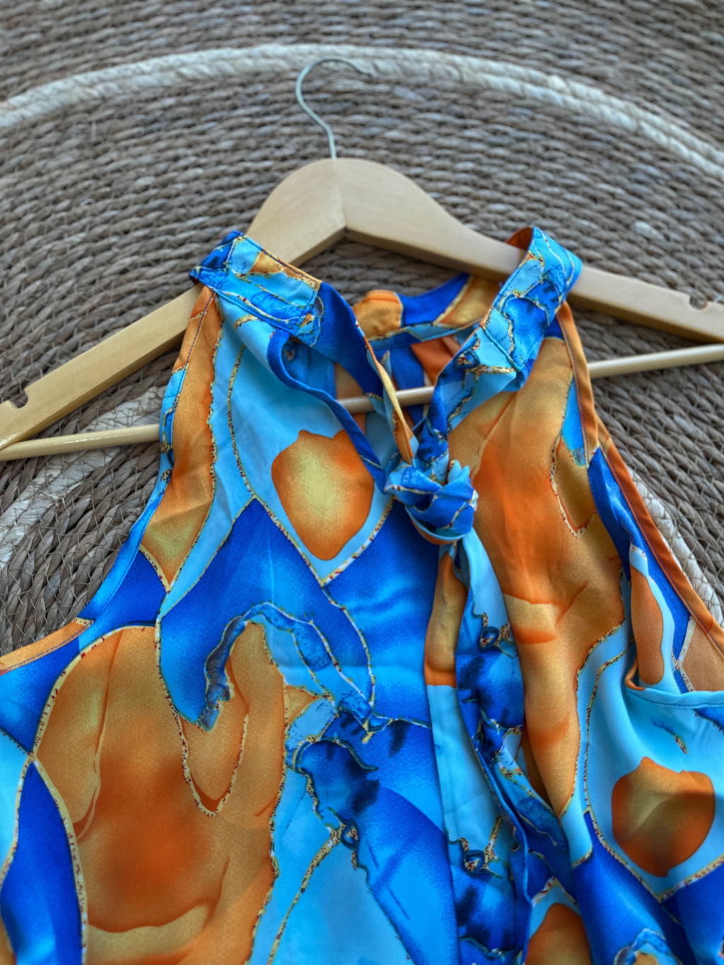 Blusa con cuello halter con estampado abstracto