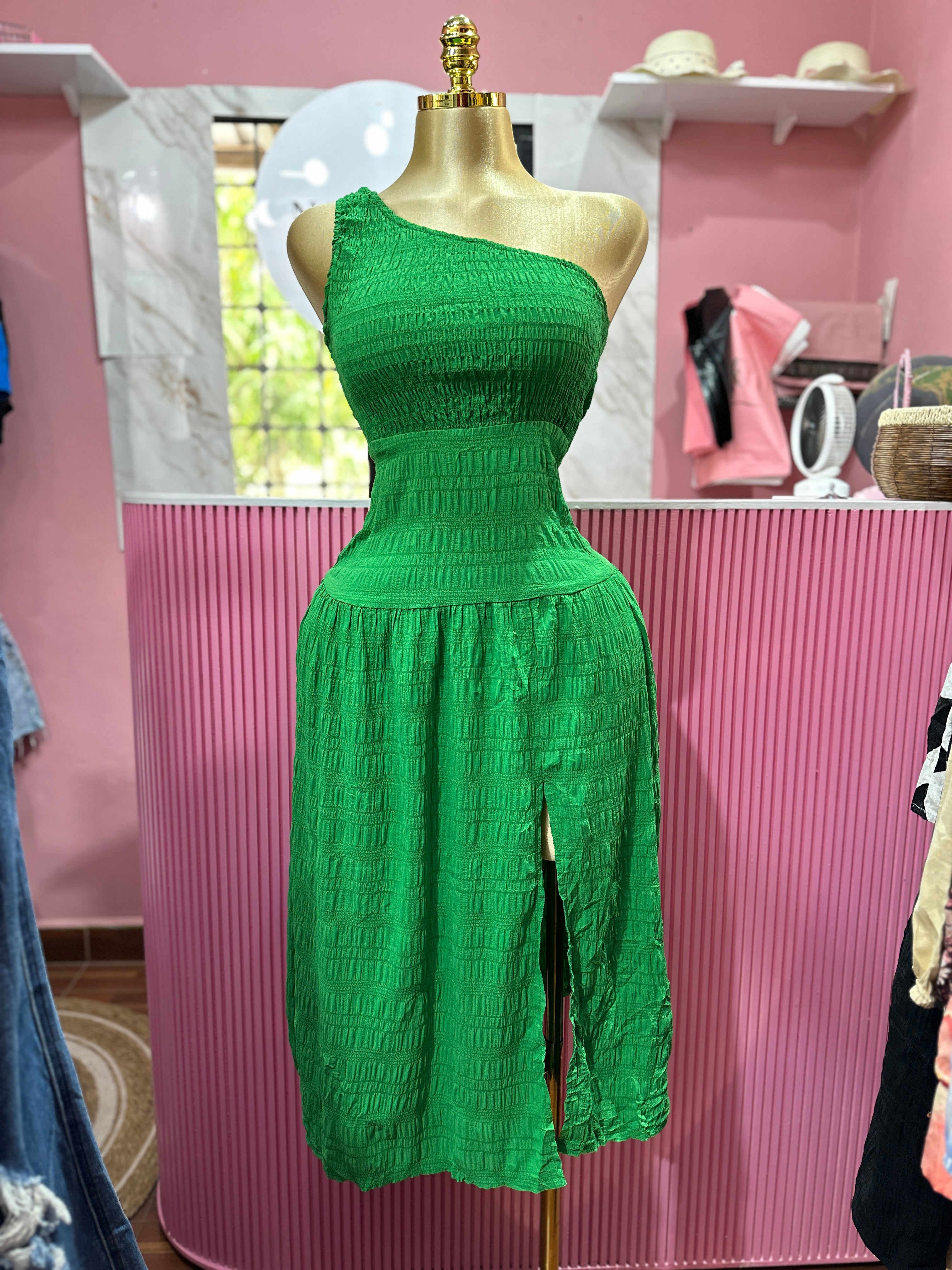 Vestido Largo Verde de un solo hombro con Fruncido y Abertura lateral