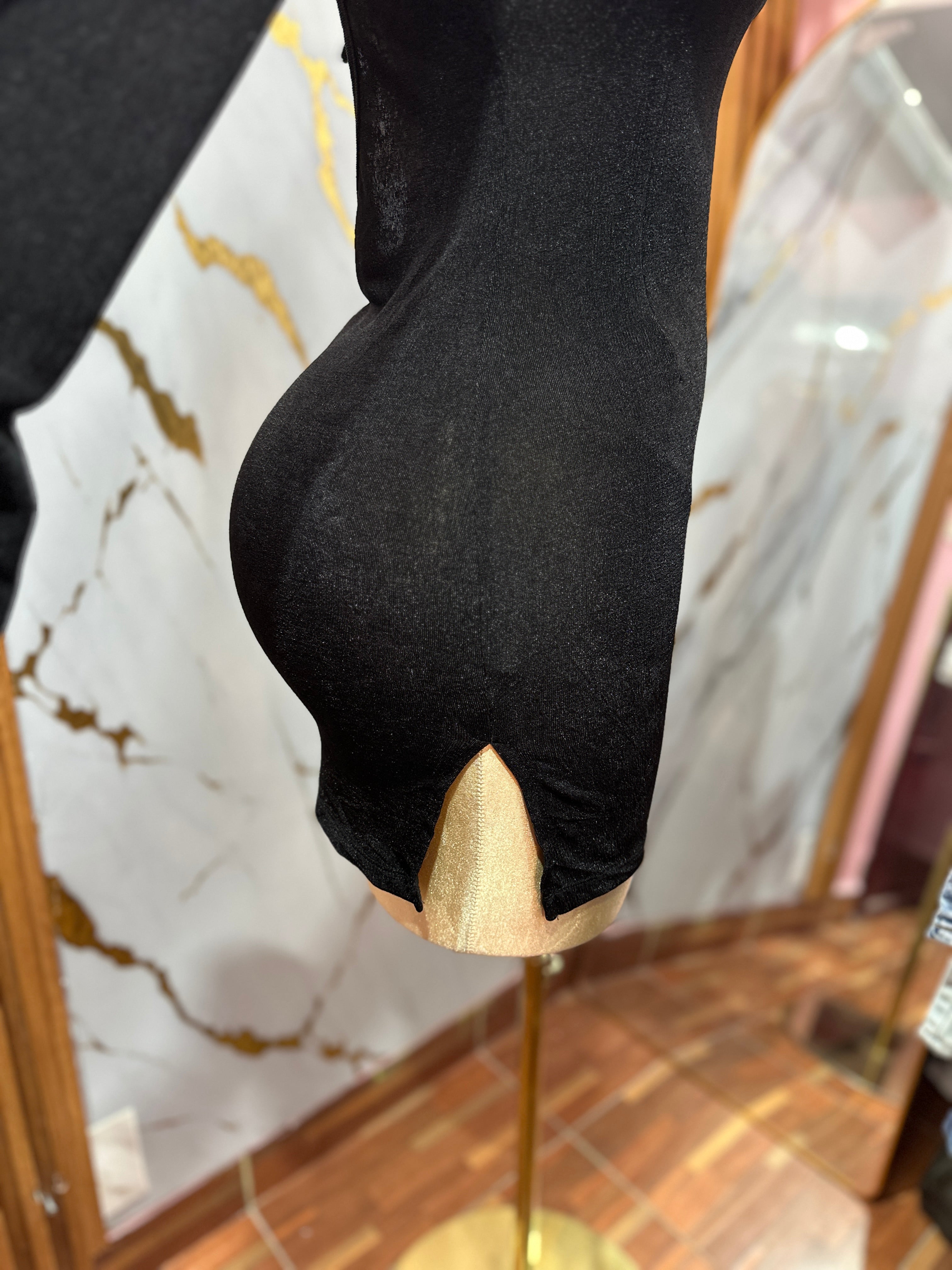 Vestido corto color negro manga larga