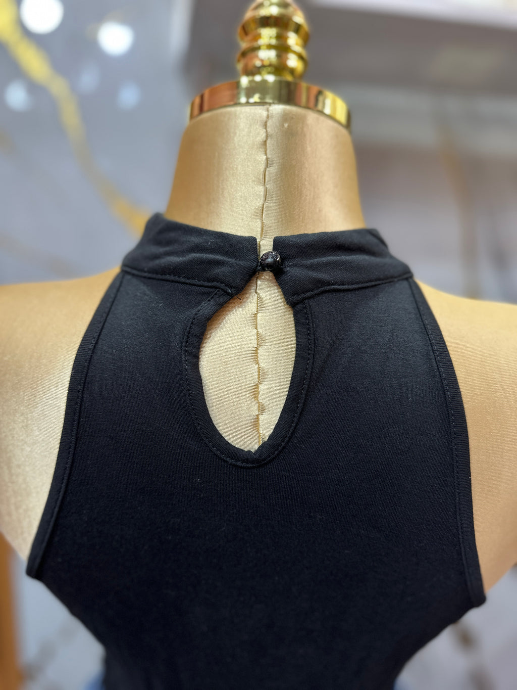 Top negro shein sin mangas con cuello tipo halter