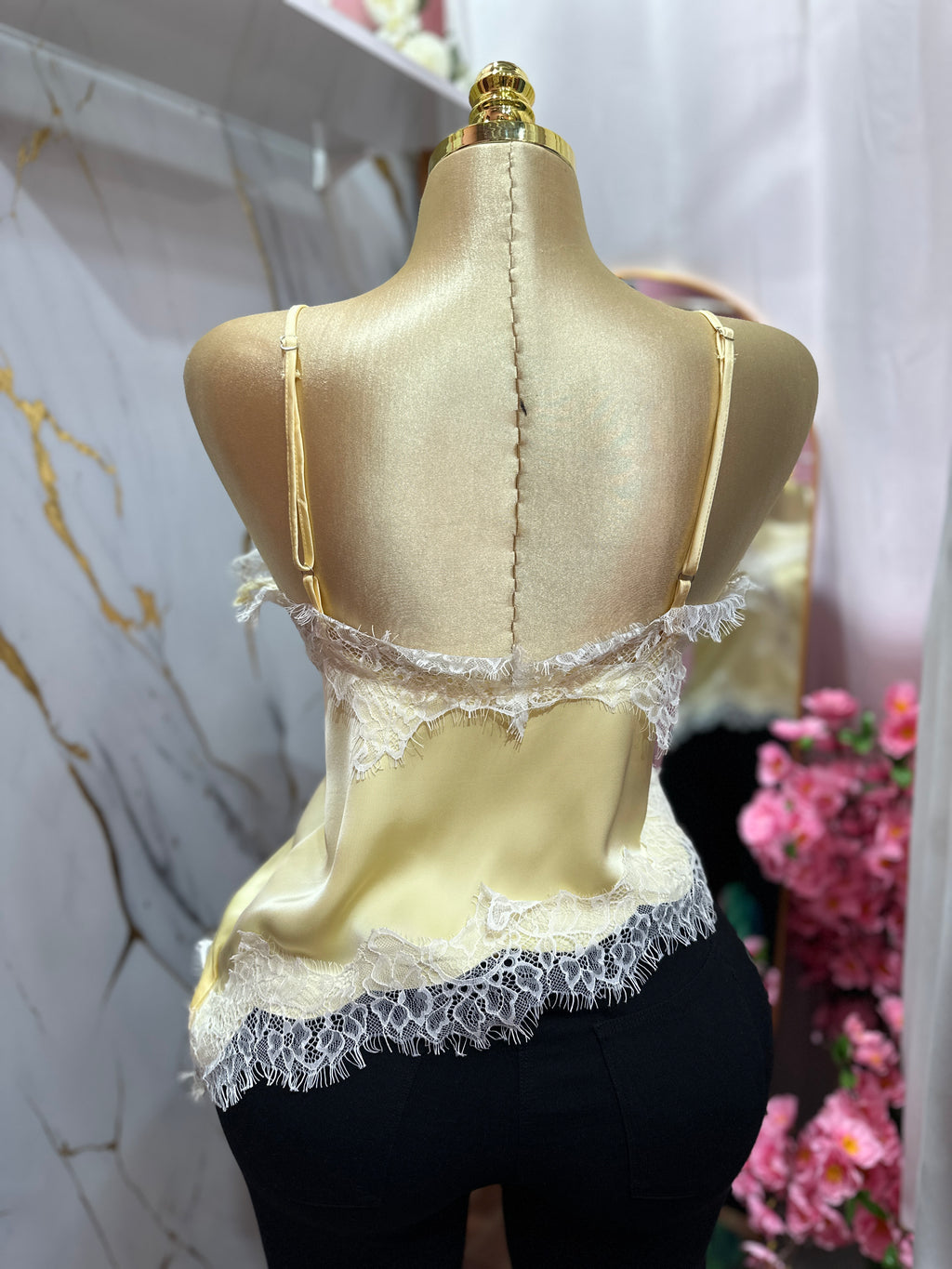 Blusa de Satin amarilla con detalle de encaje blanco y tirantes finos