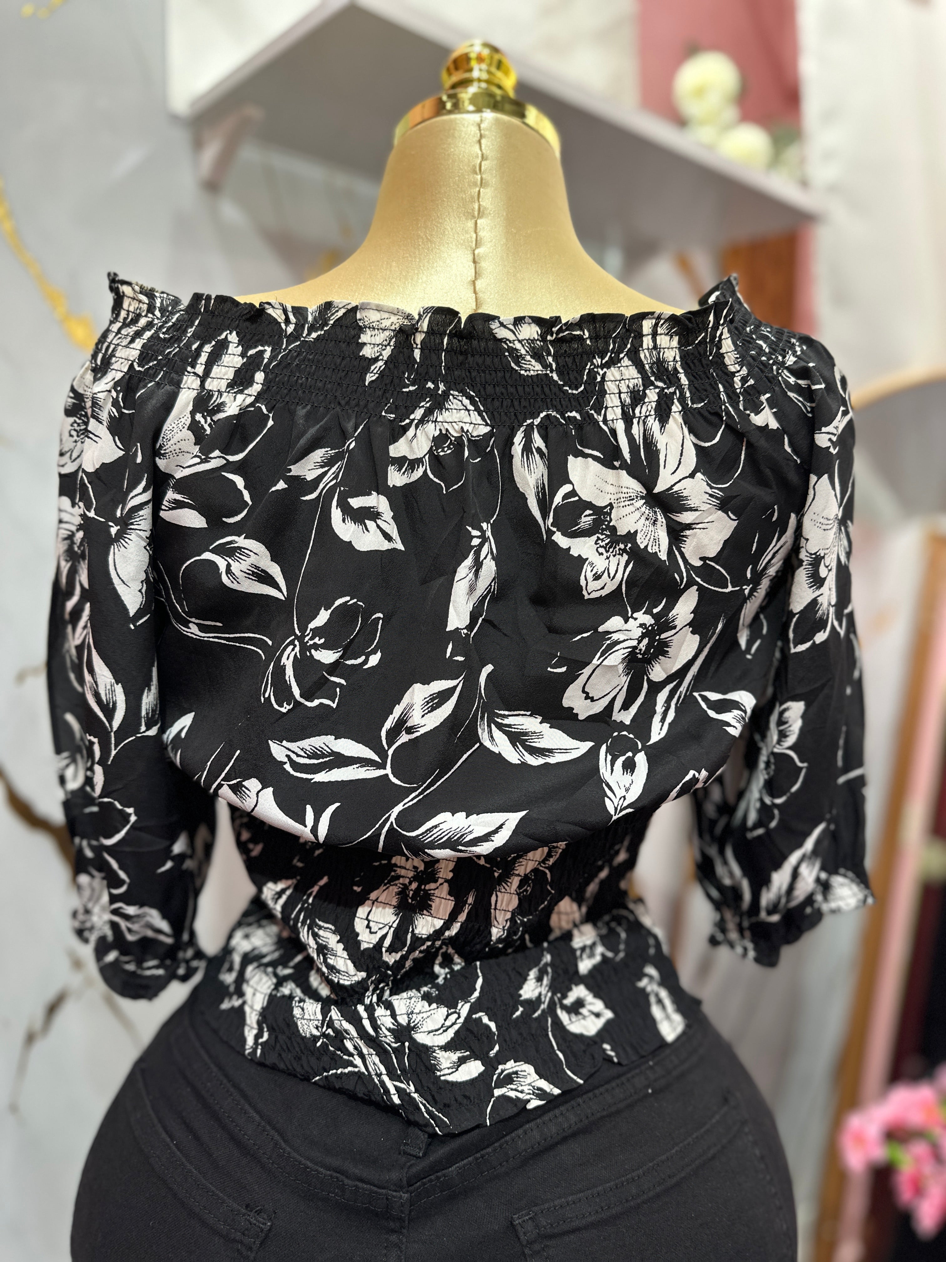 Blusa negra con estampado floral blanco