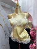 Blusa de Satin amarilla con detalle de encaje blanco y tirantes finos