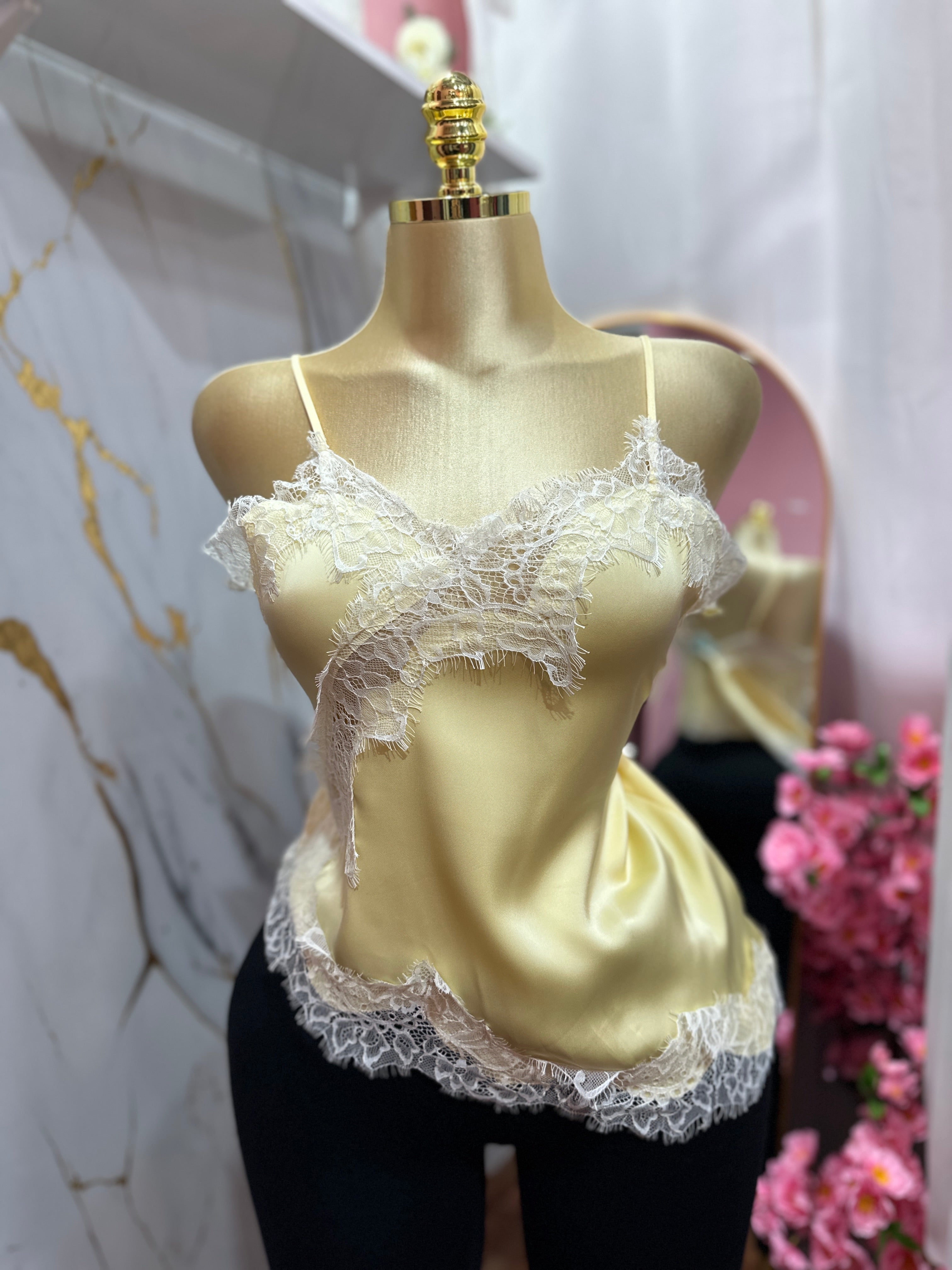 Blusa de Satin amarilla con detalle de encaje blanco y tirantes finos