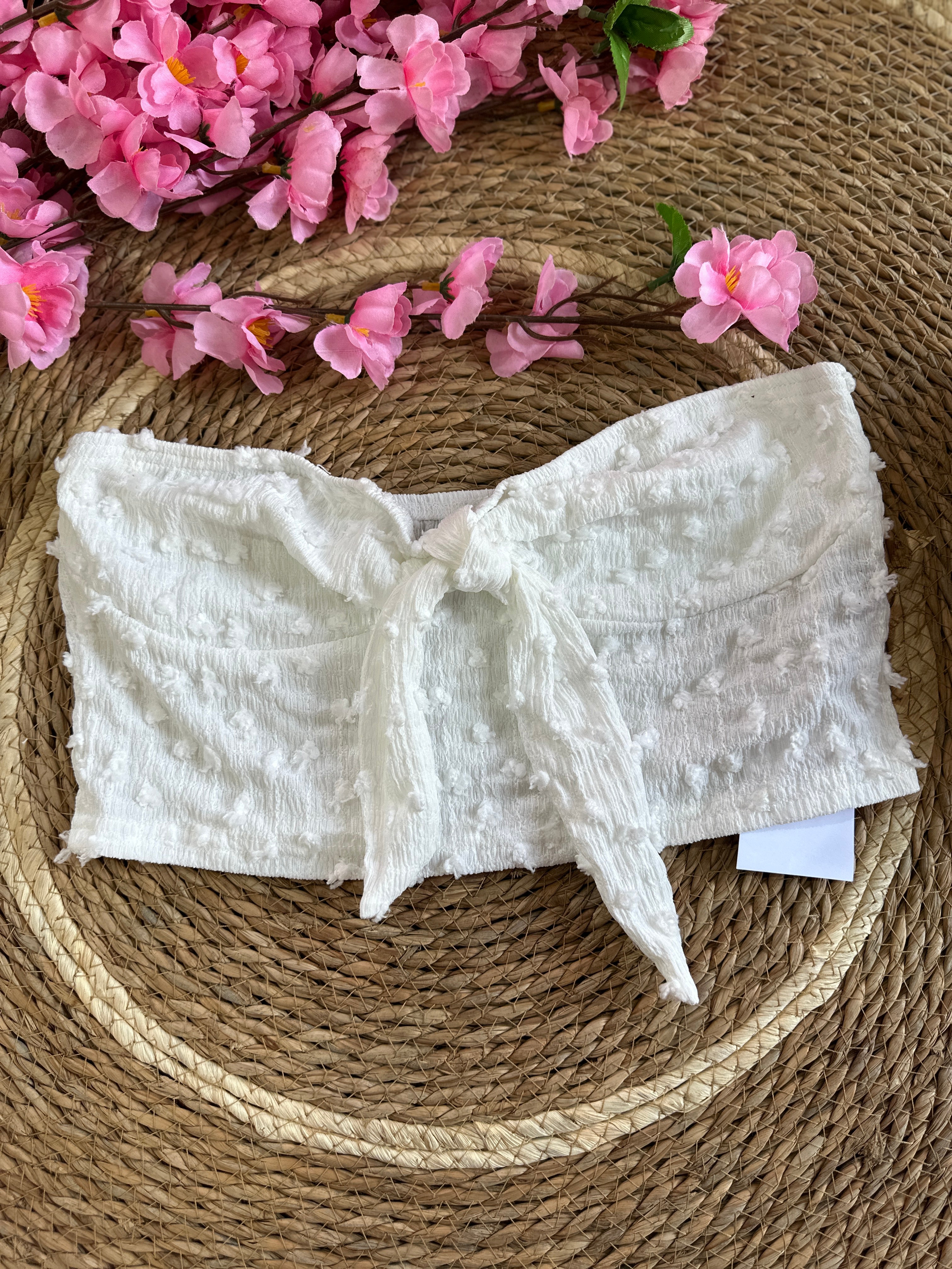 Top blanco con diseño de lazo