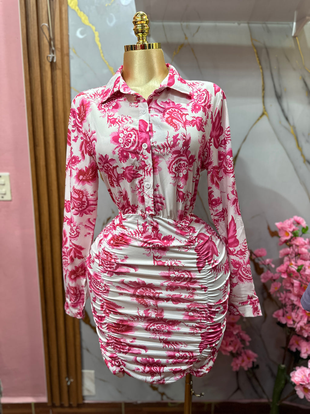 Vestido corto SHEIN camisero de manga larga con estampado floral con diseño fruncido
