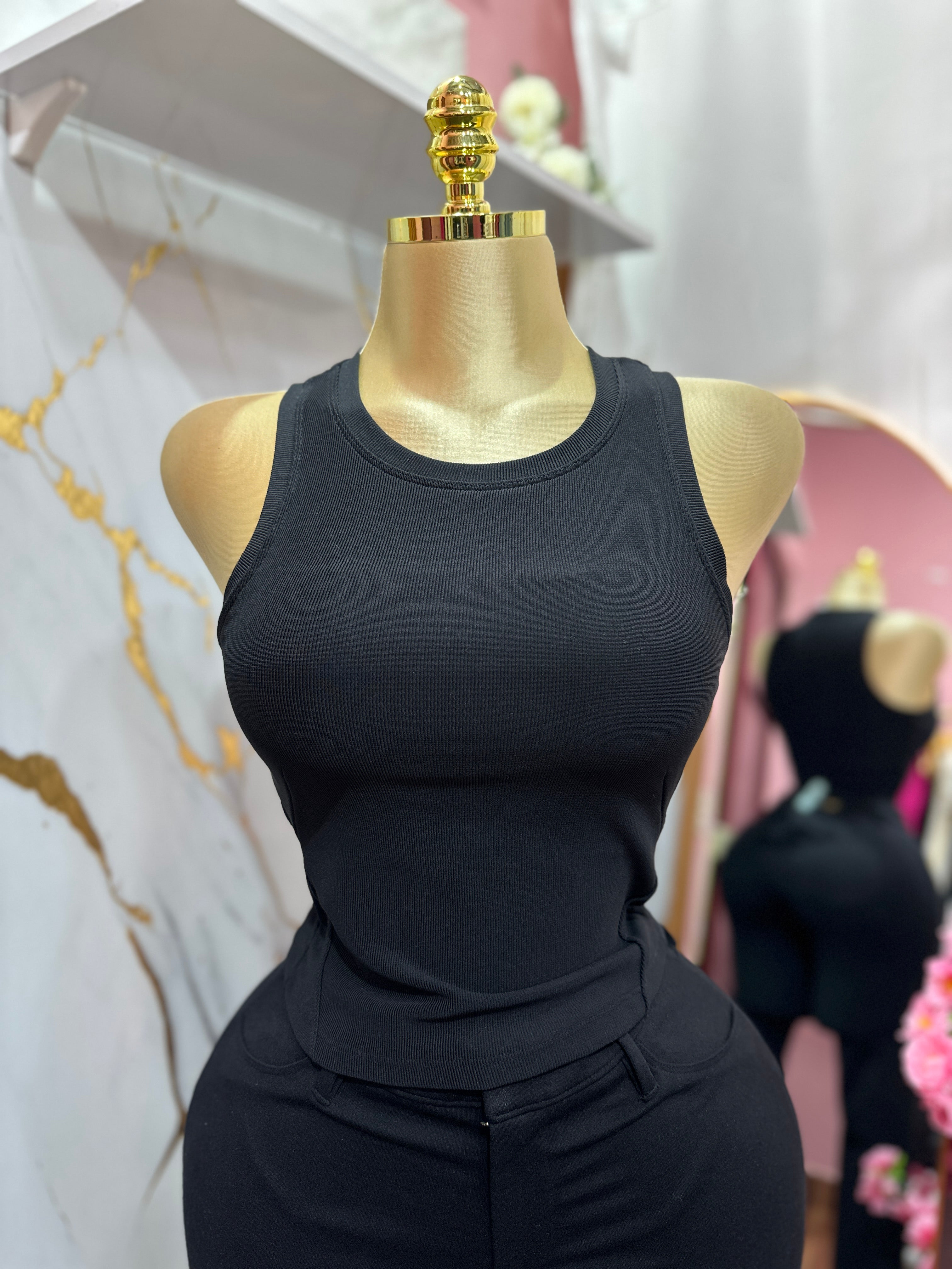 Crop top sin mangas color negro con un sostén incorporado