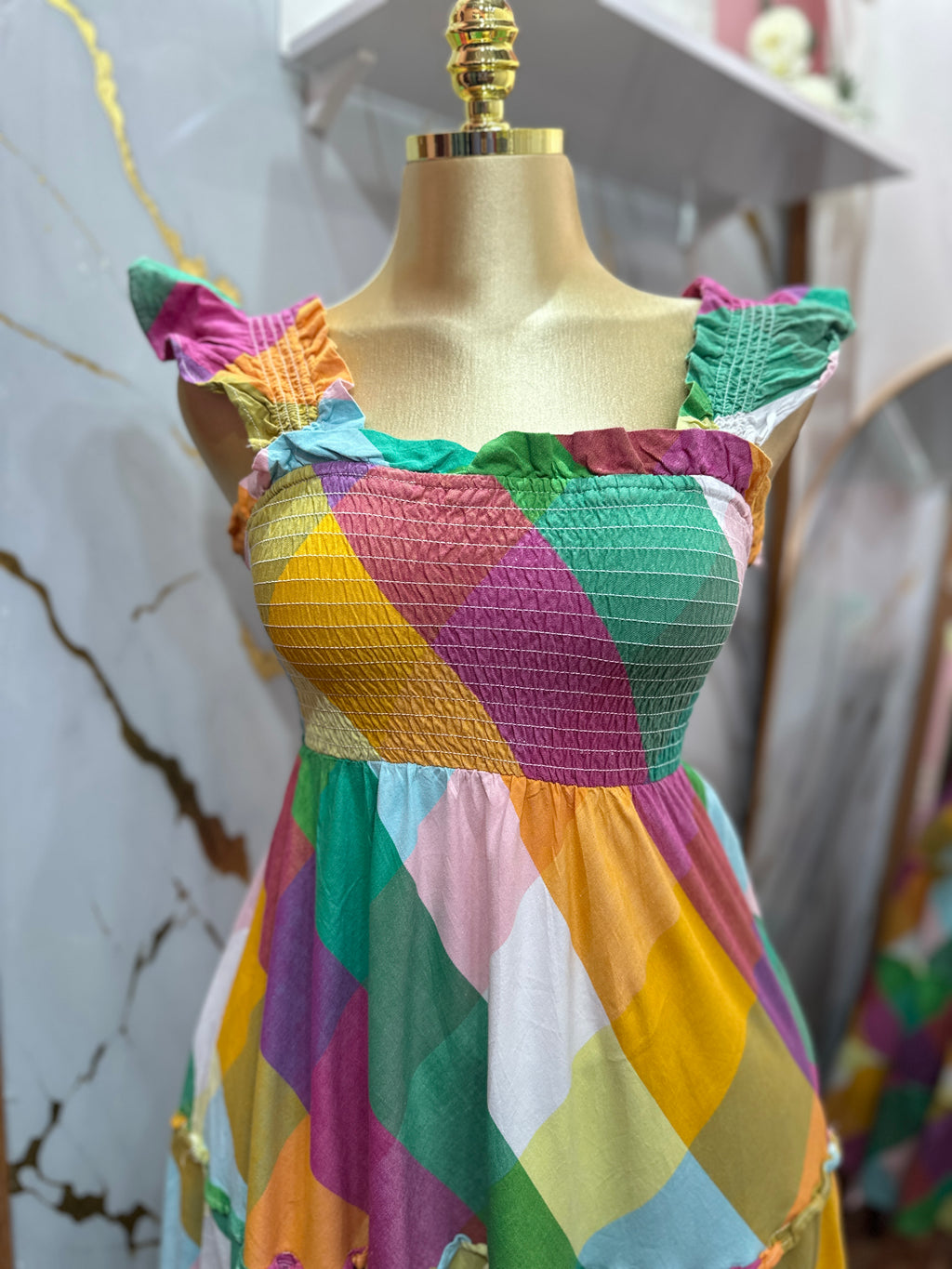 Vestido largo con diseño de cuadros multicolor y corpiño fruncido