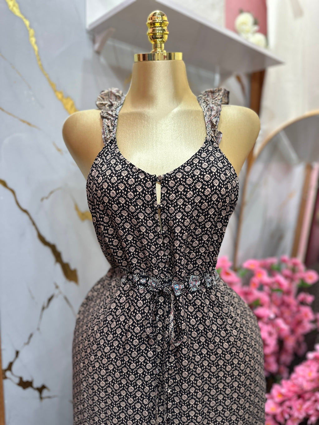 Vestido largo de botones frontales con estampado de tirantes con volantes