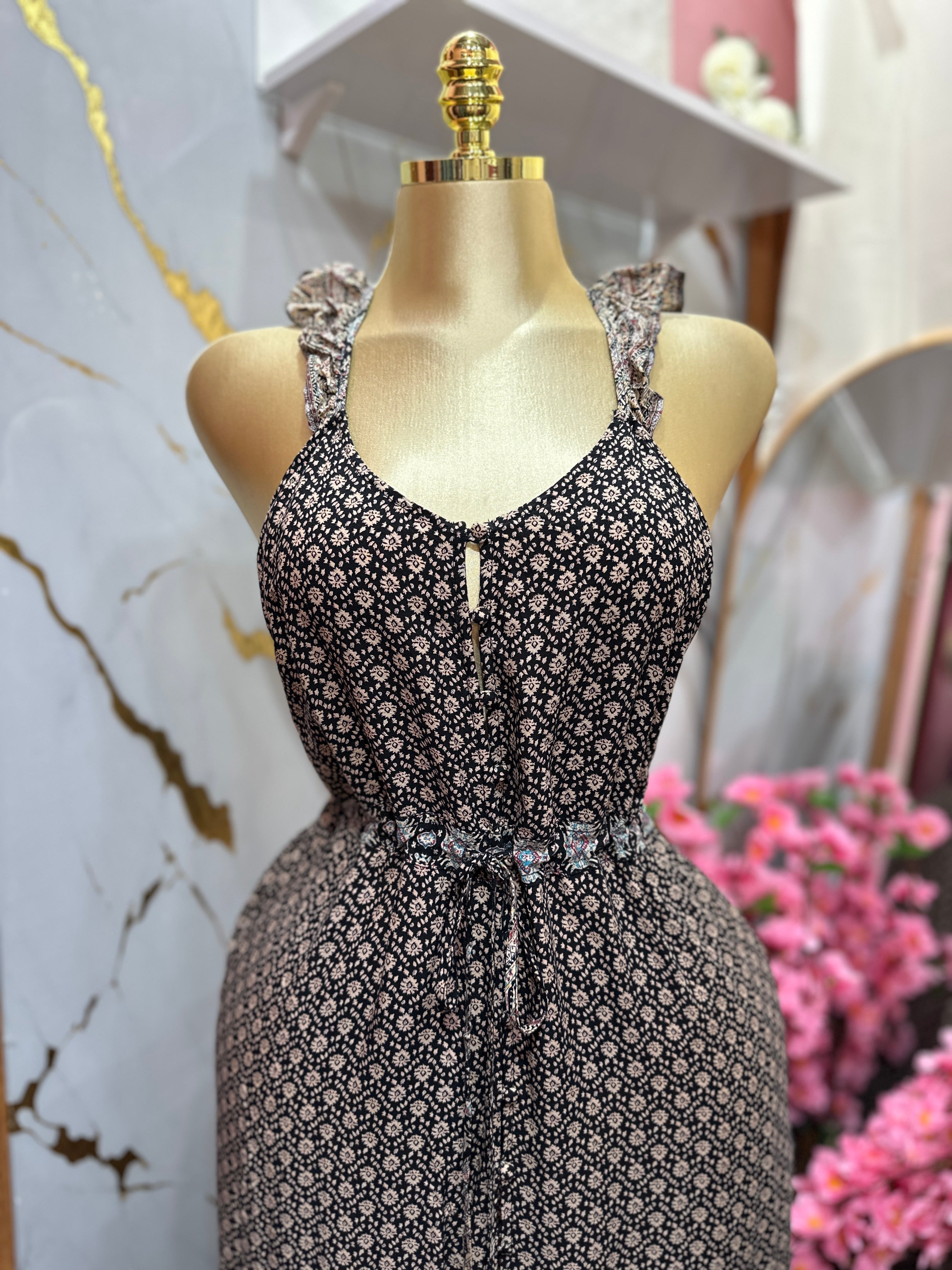Vestido largo de botones frontales con estampado de tirantes con volantes