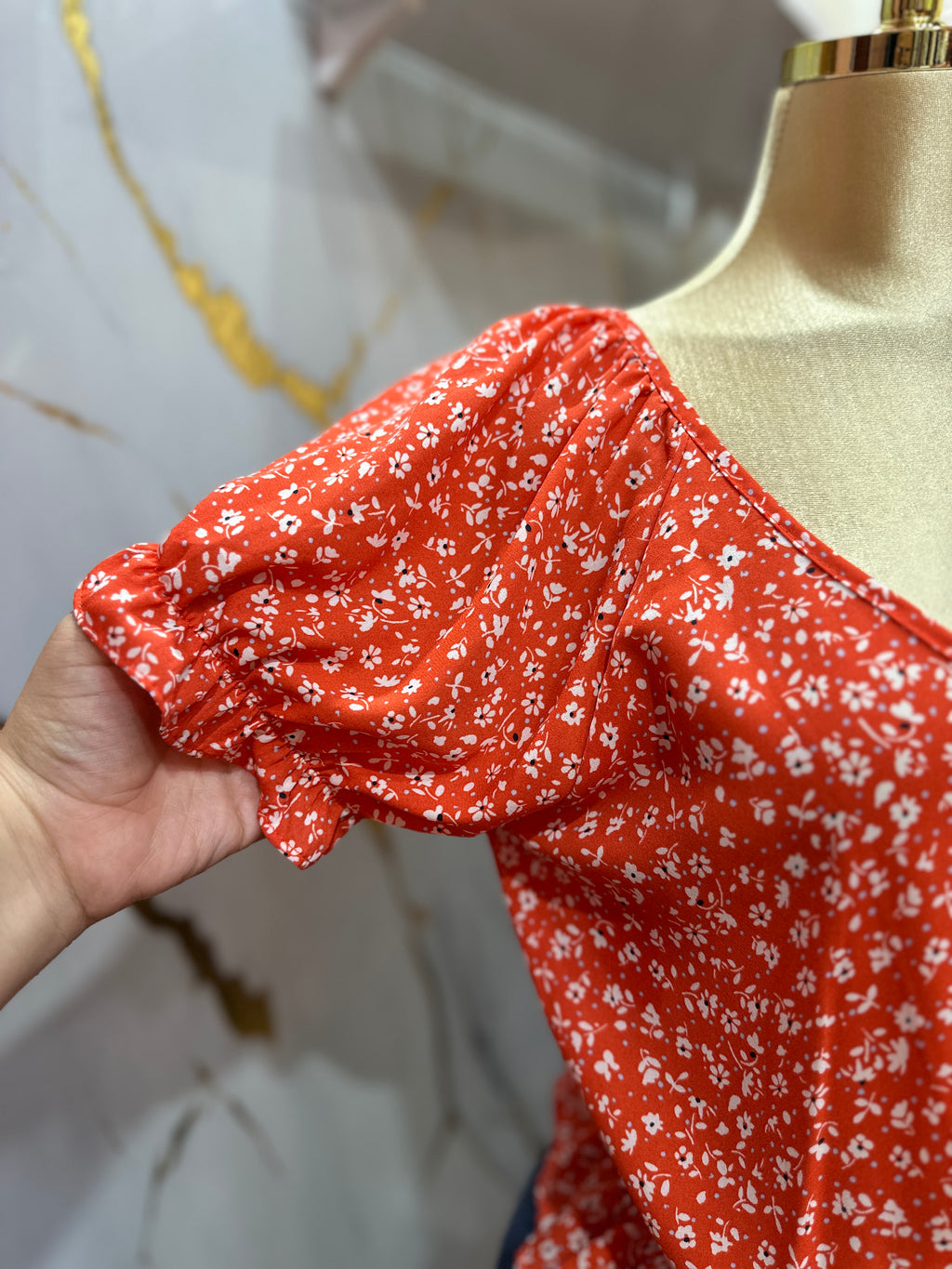 Blusa estilo peplum con estampado floral de mangas abombadas