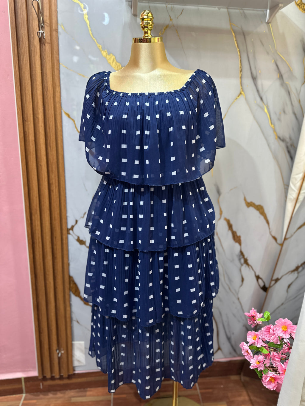 Vestido elegante azul marino con estampado y diseño de volantes en capas
