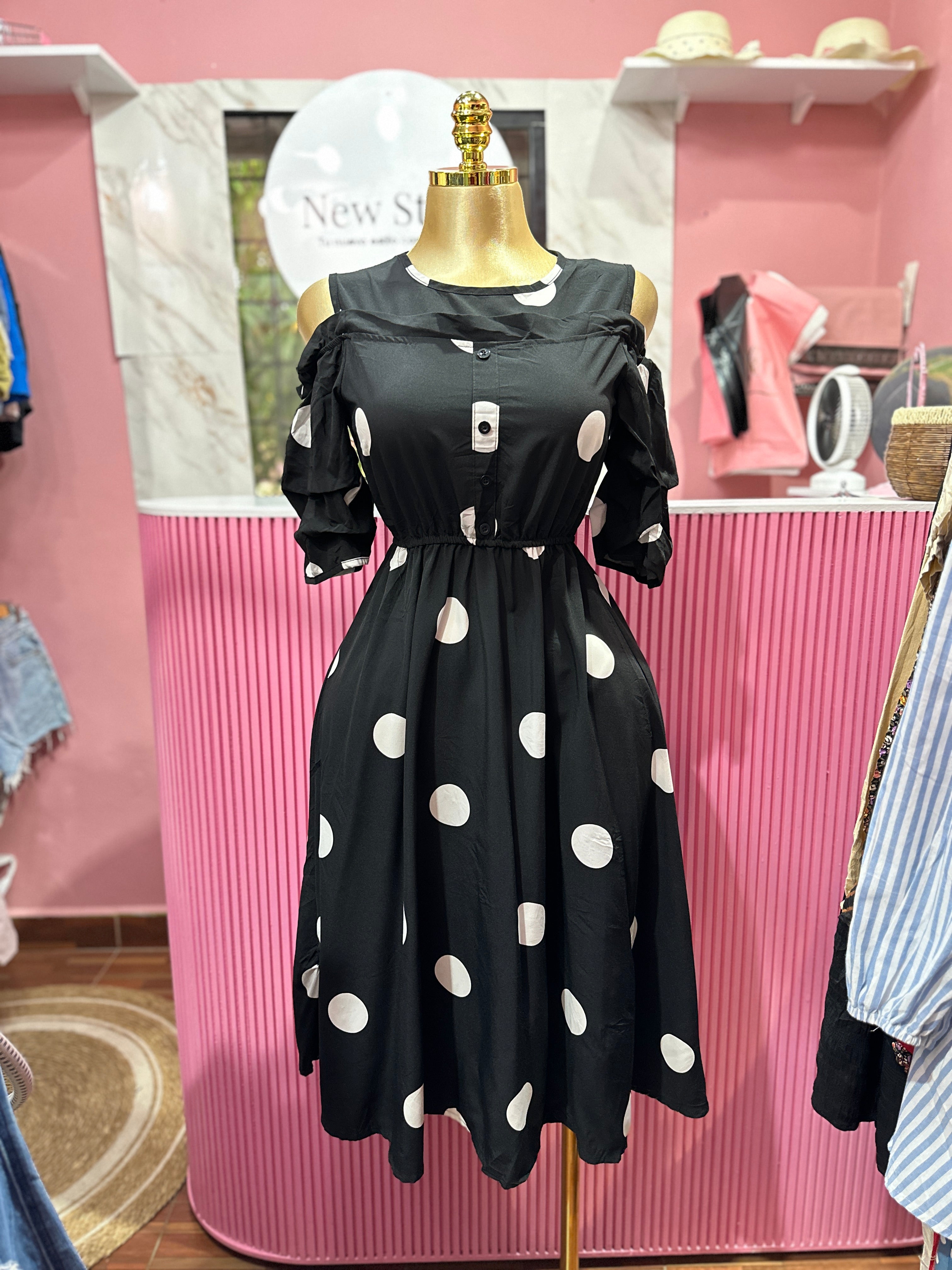 Vestido con Estampado de Lunares Blancos, Mangas cortas y estilo de Hombros Descubiertos