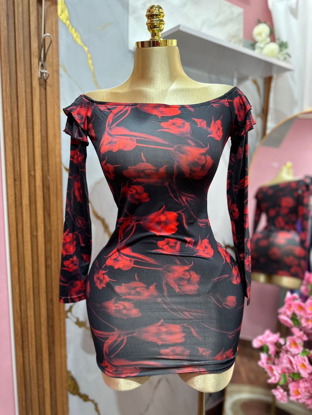 Vestido pegado negro con flores rojas manga larga tipo tubo