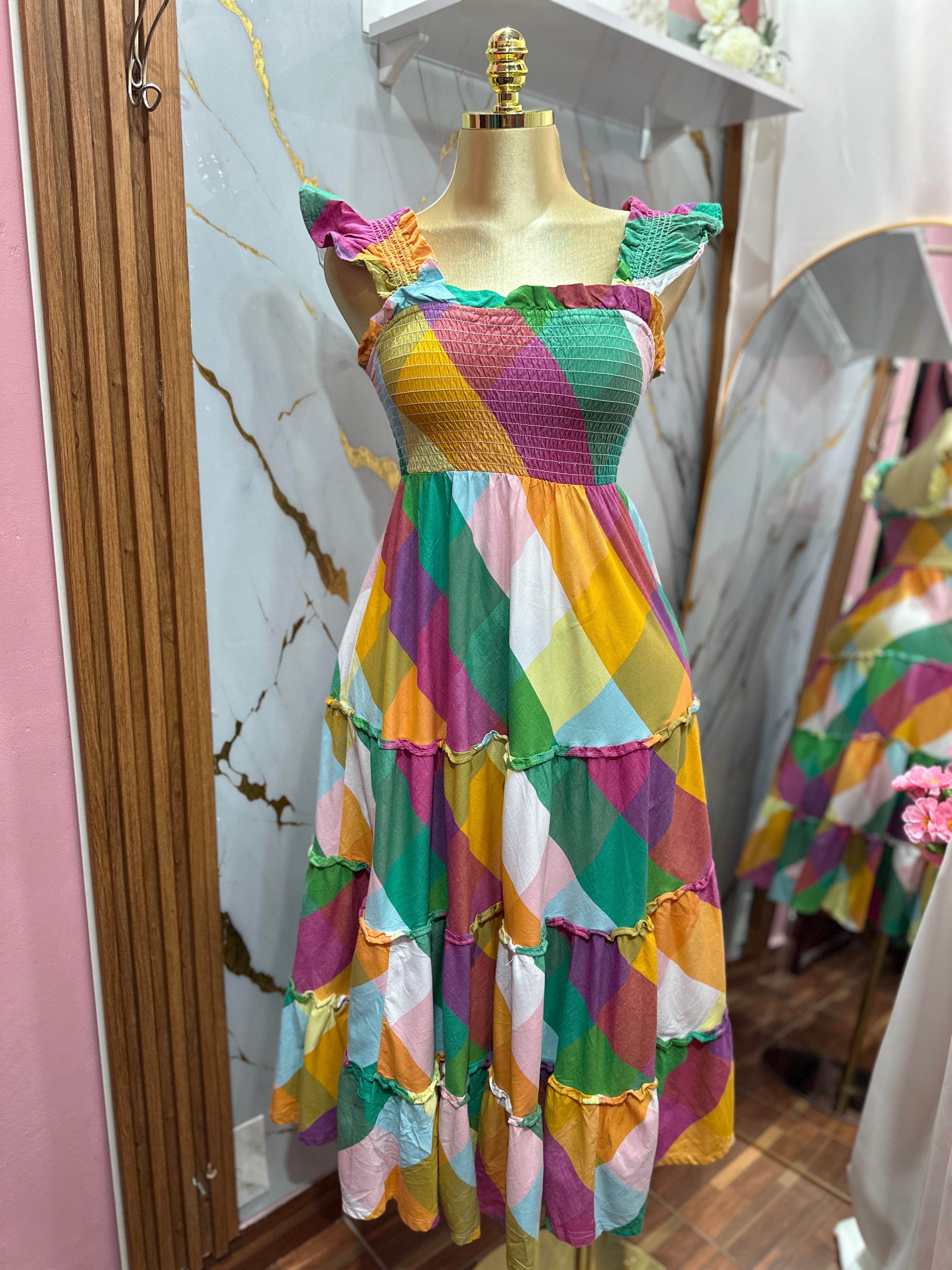 Vestido largo con diseño de cuadros multicolor y corpiño fruncido