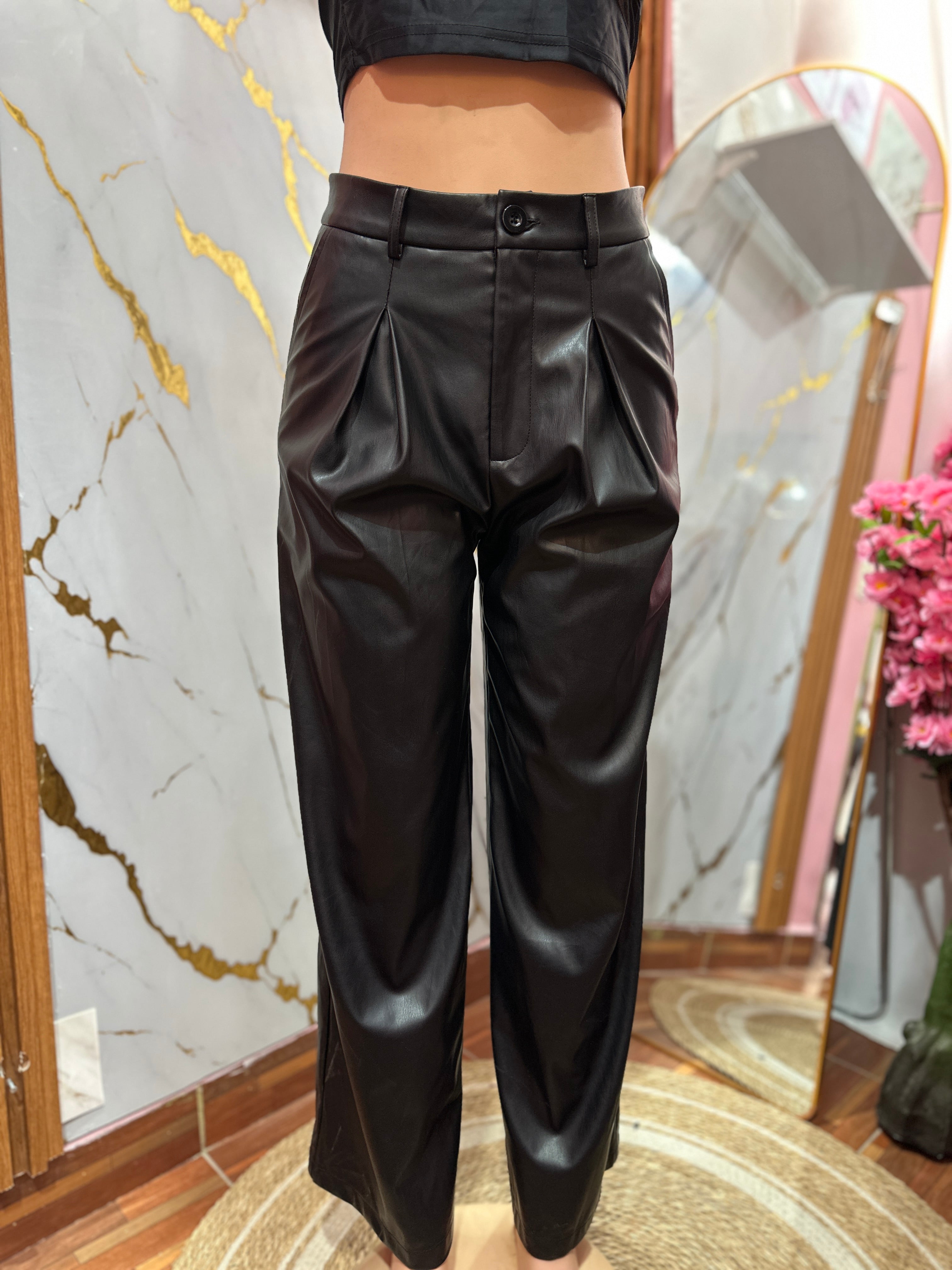 Pantalón de cuero estilo acampanado