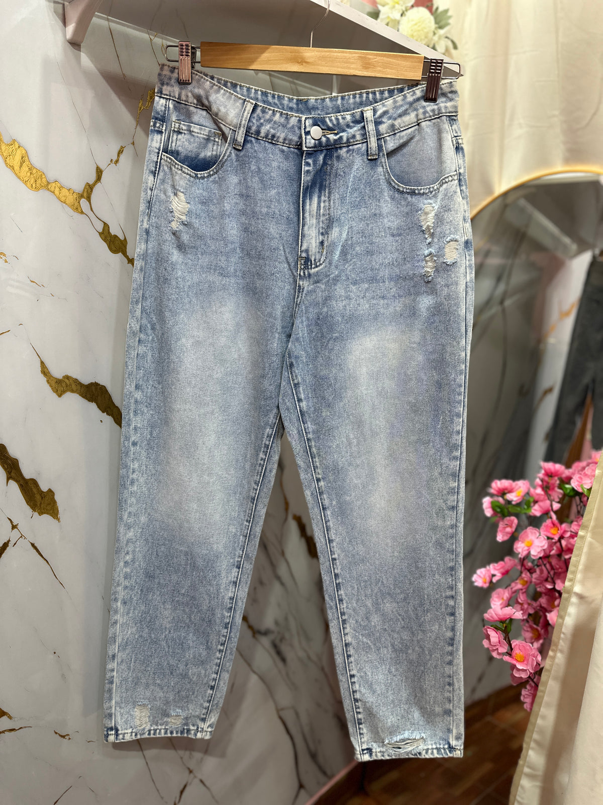 Pantalón de mezclilla SHEIN de corte recto en tono azul claro desgastado