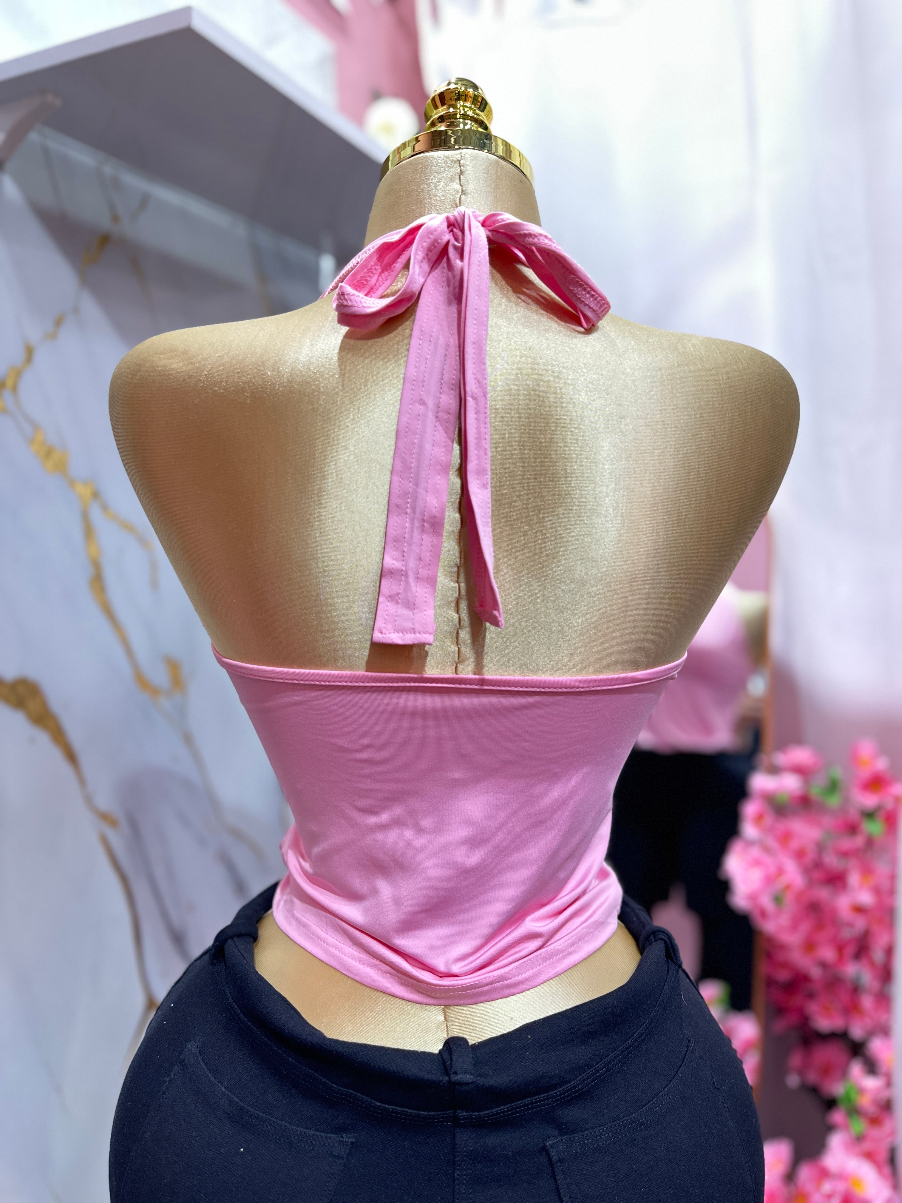 Top halter rosa con escote en V