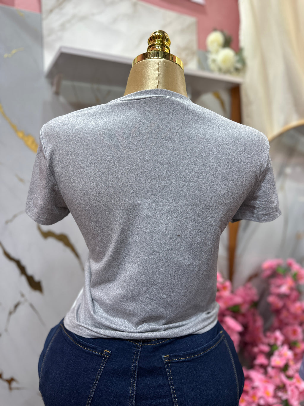 Camisa gris de manga corta con cuello redondo