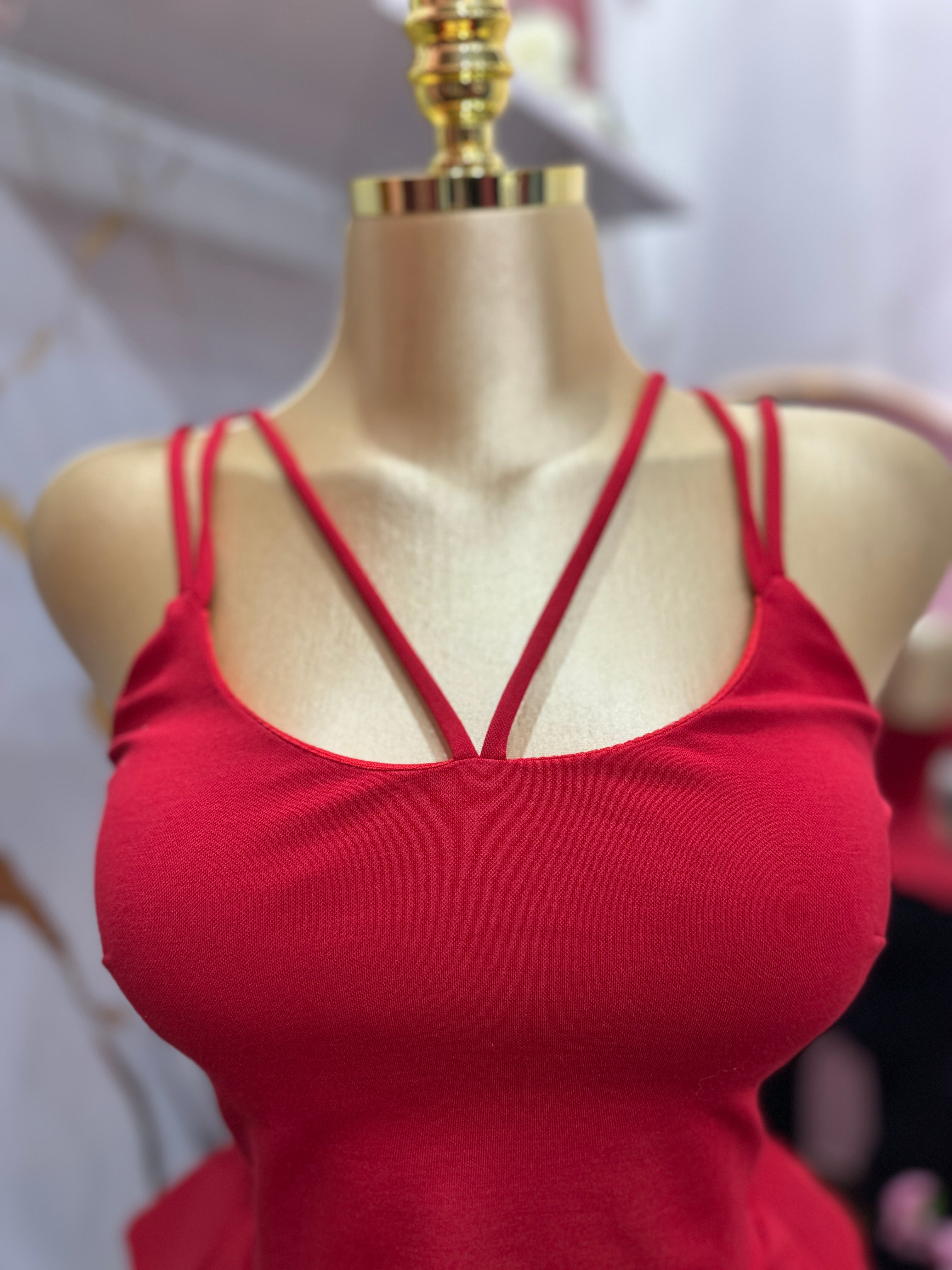 Blusa roja de tirantes finos cruzados en el pecho y un diseño ajustado en la cintura
