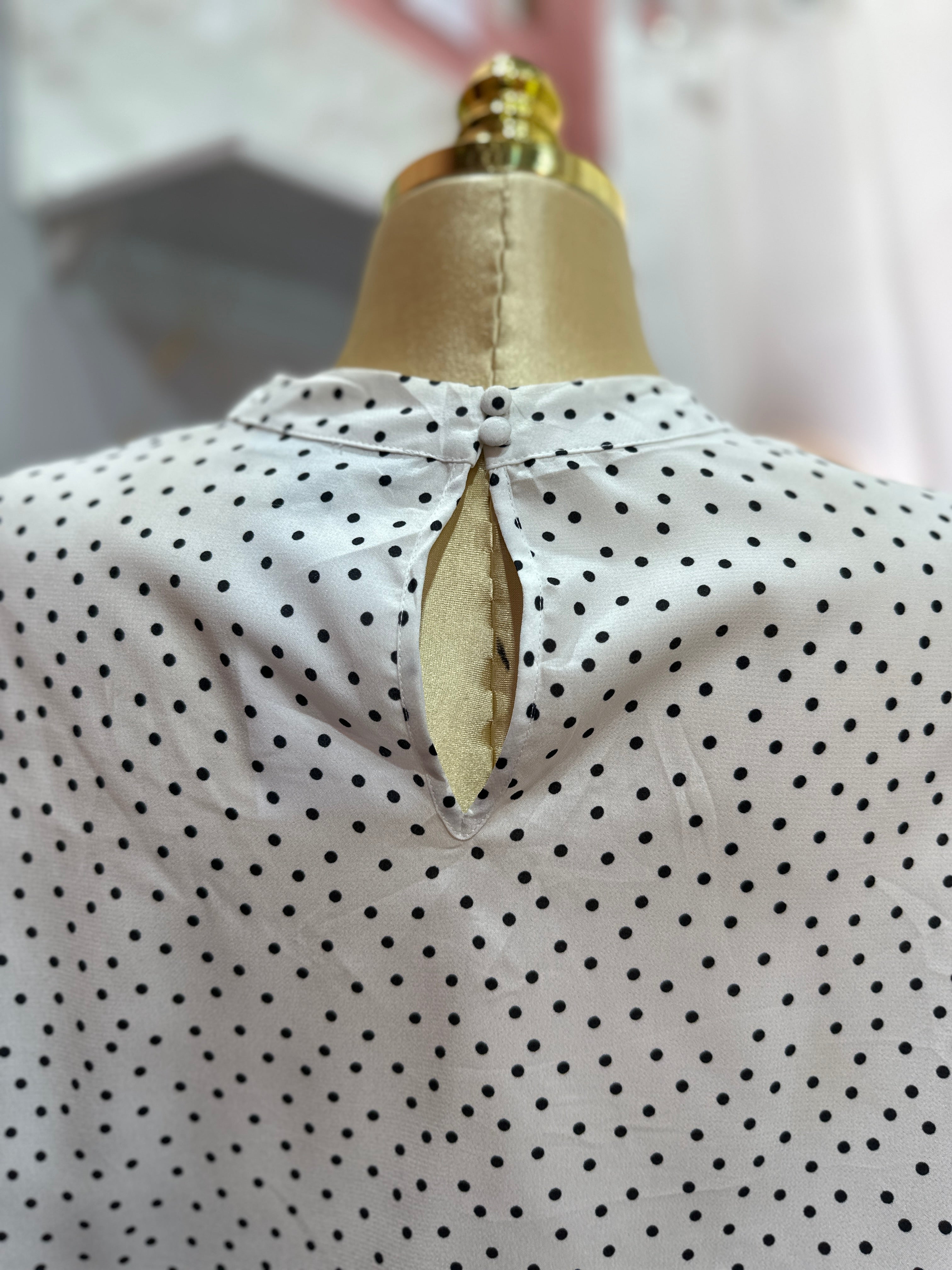 Blusa manga larga blanca de puntitos
