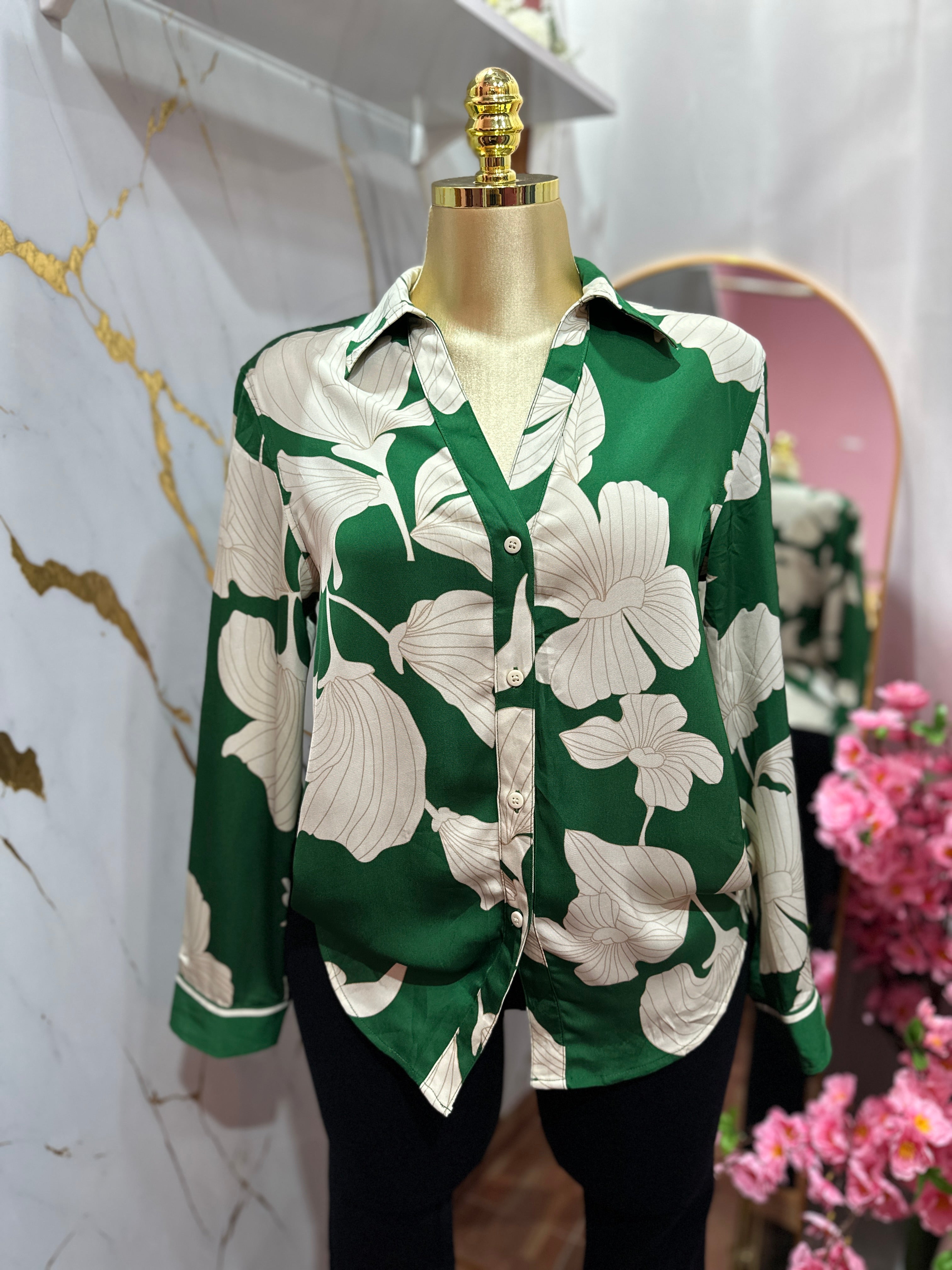 Blusa verde con estampado floral blanco con diseño abotonado clásico