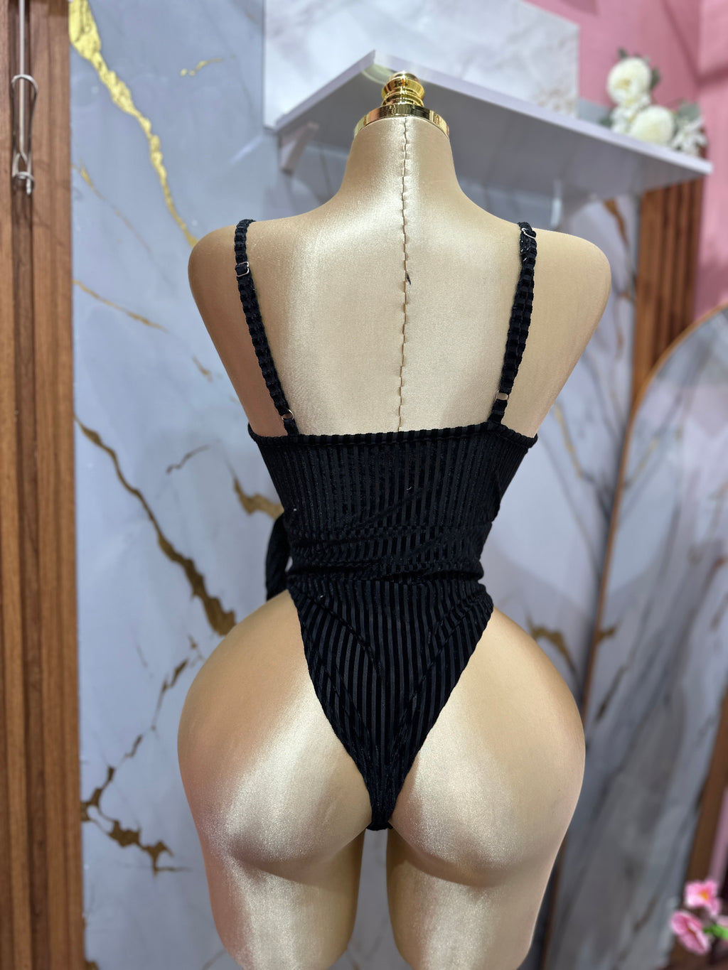 Body negro de tirantes con escote en V