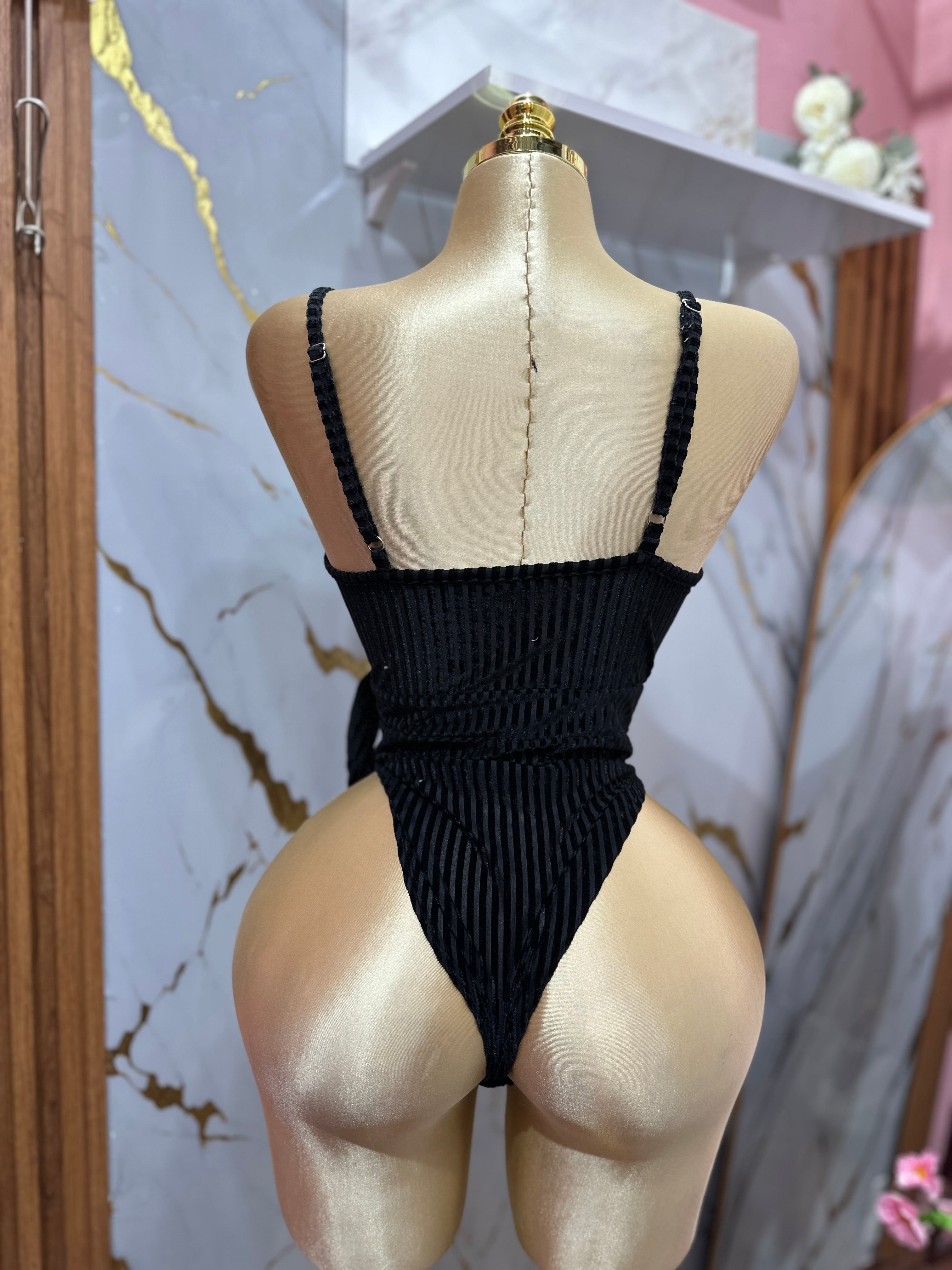 Body negro de tirantes con escote en V