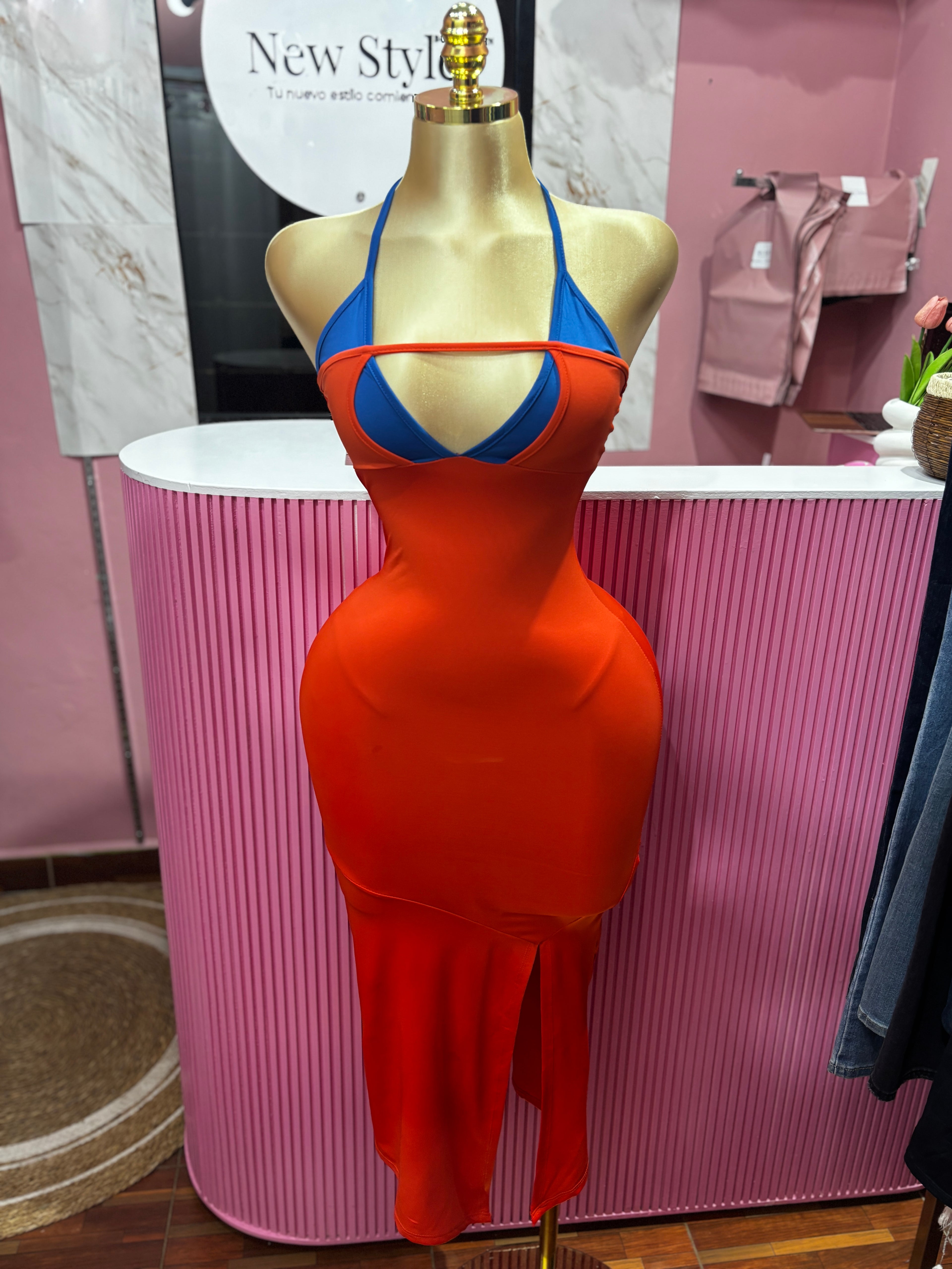 Vestido FASHION NOVA rojo en tendencia con escote abierto, tirantes y abertura frontal