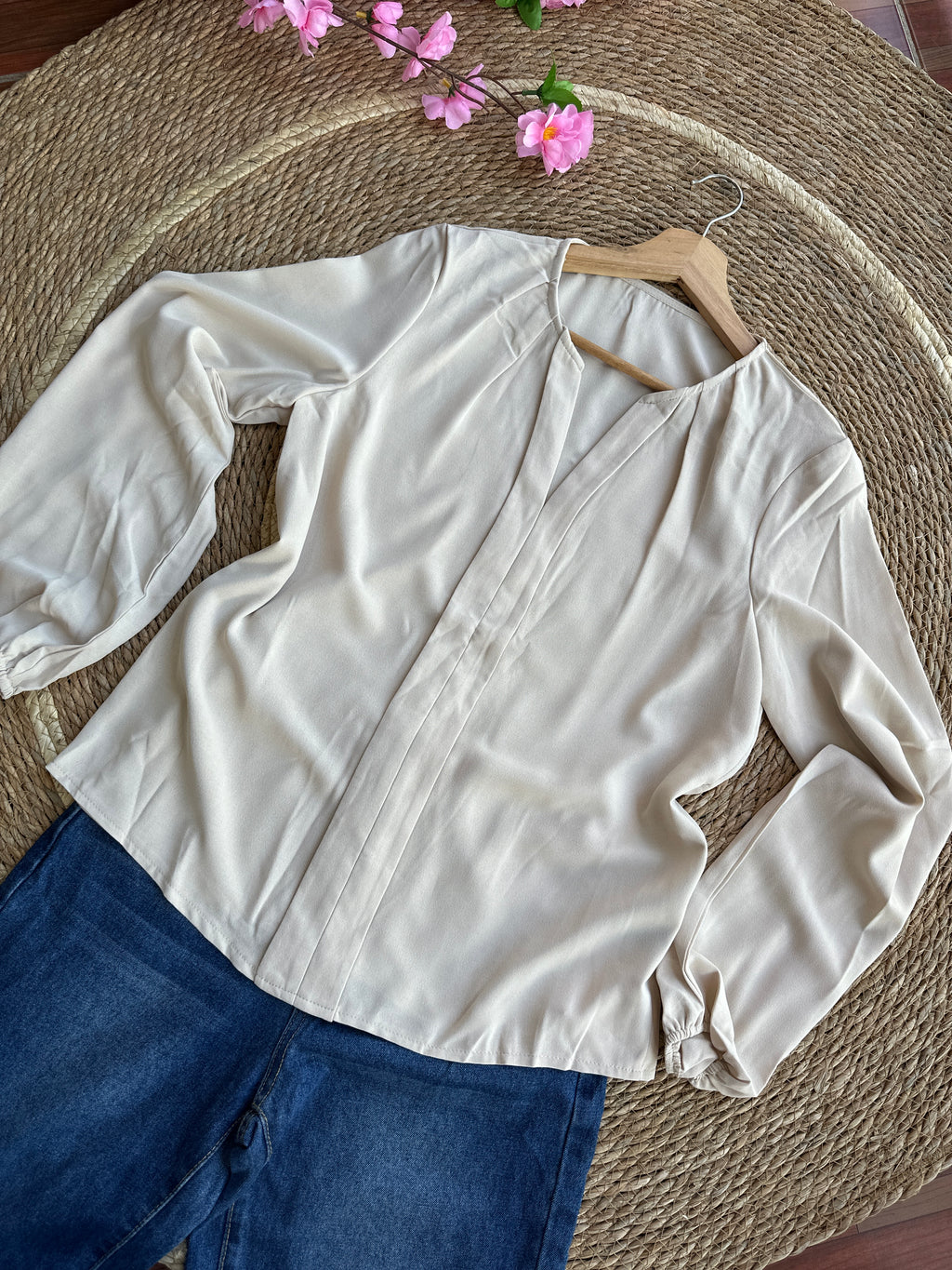 Blusa beige de manga larga con escote en V
