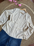 Blusa beige de manga larga con escote en V