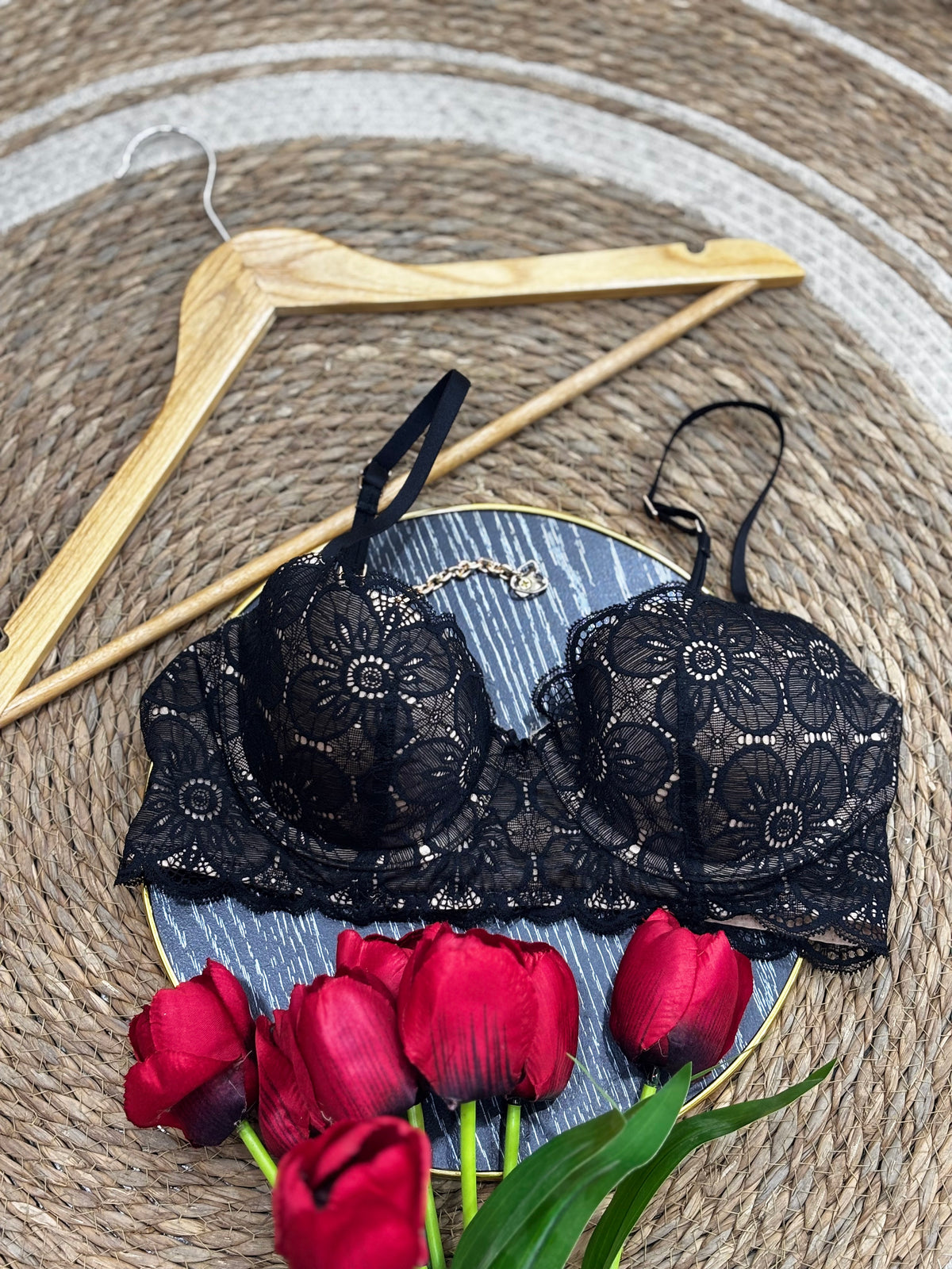 Brasier negro de blonda sexy