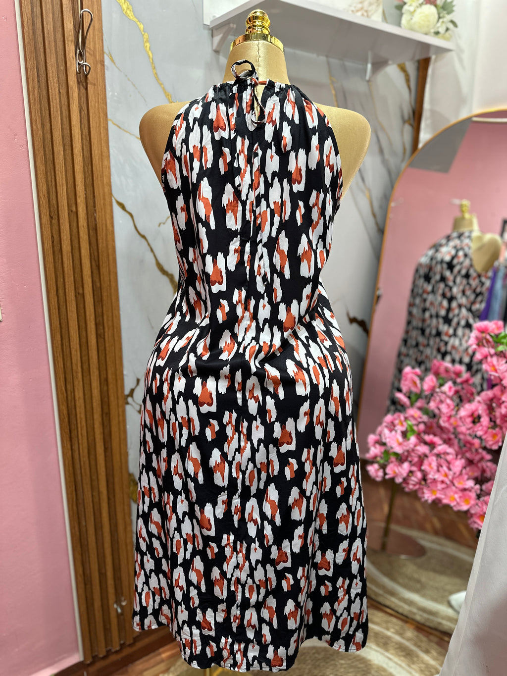 Vestido largo con abertura lateral color negro con estampado