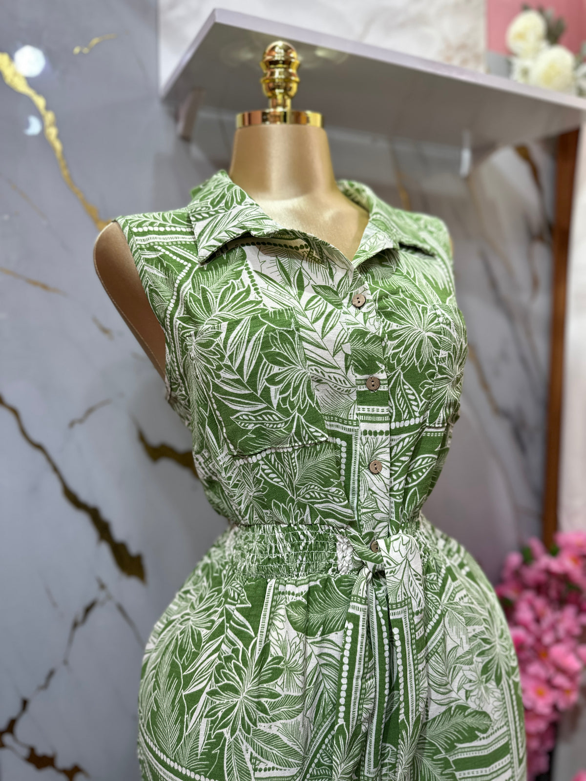 Enterizo sin mangas color verde con un llamativo estampado tropical