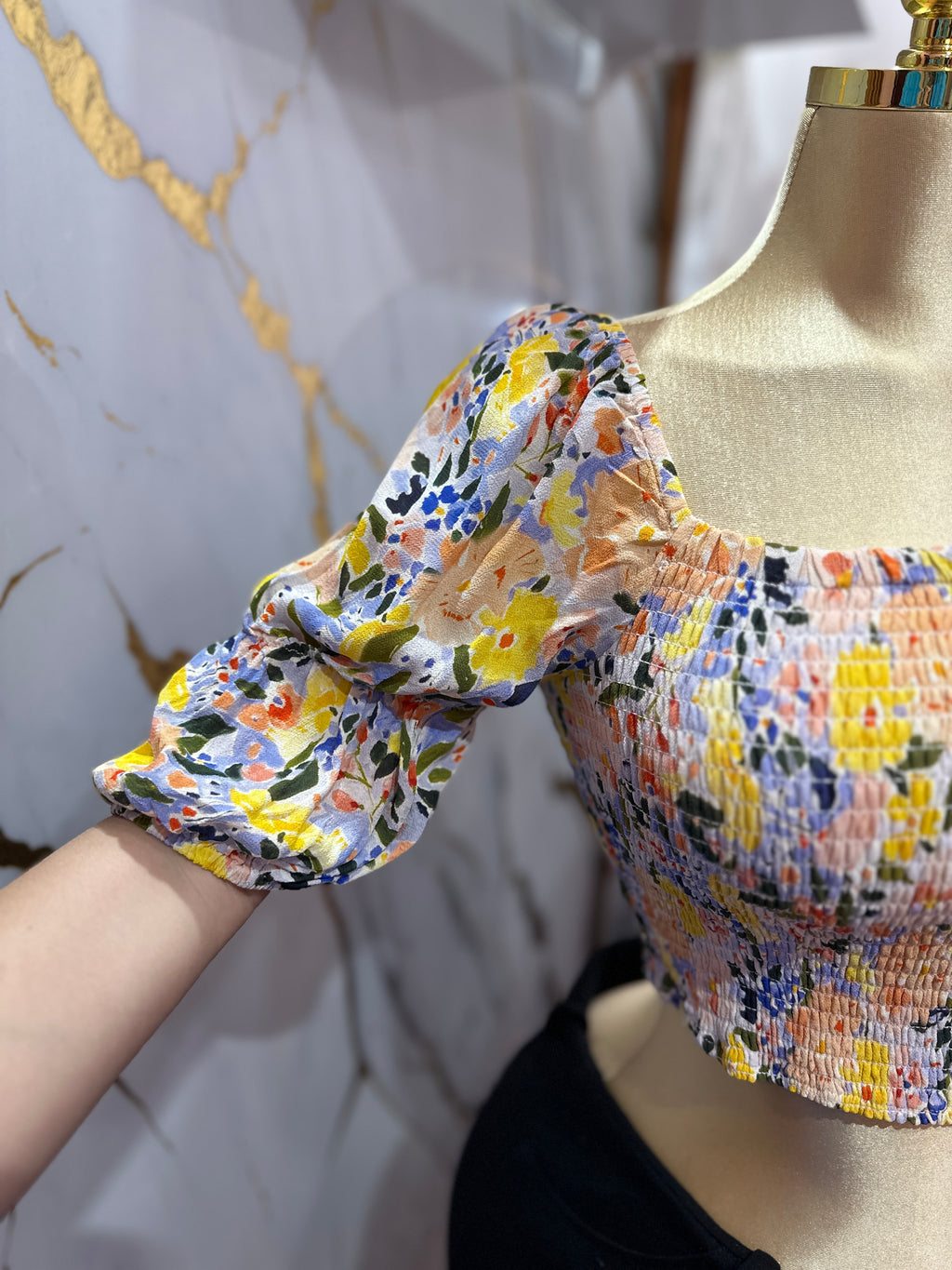 Crop top con estampado floral multicolor y diseño fruncido