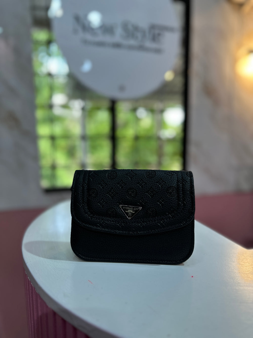 Mini cartera en color negro con estampado elegante y correa ajustable